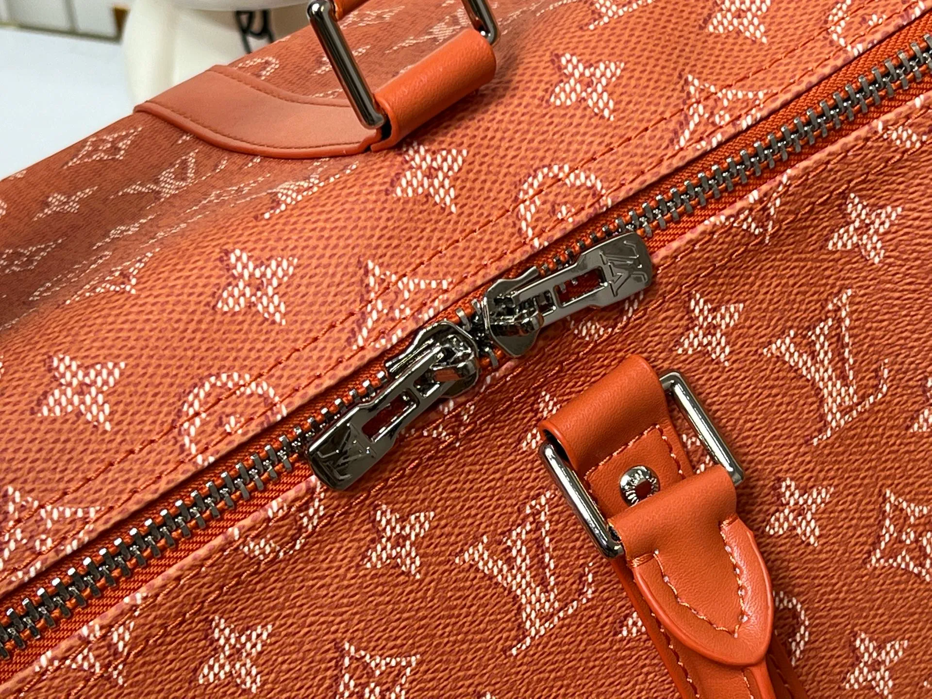 Batch 400💰M26868 Plum Red 45cm M26864 Blue 50cm M26865 Orange 50cm M26866 Green 50cm This Keepall Bandouliere50 travel bag is made of Monogram Heritage canvas dip-dyed in colorful colors, with cow leather trim, leather shoulder straps, removable leather nameplate and cotton lining. The Marque L.Vuitton Deposee logo pays tribute to Louis Vuitton’s long heritage. 29x23x50 cm (HxWxL) MonogramHeritage coated canvas Cow leather trim Fabric lining Metal hardware Carry-on baggage dimensions Double zipper closure Padlock Removable designer zipper Interior pocket Handles: Double handle