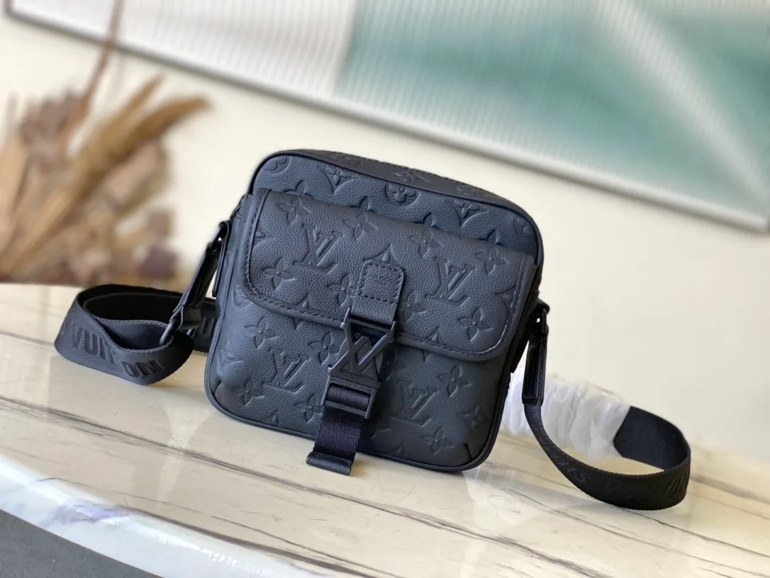 💰1100 (top-grain leather) top original order M12516 This Getaway messenger bag has the delicate Monogram embossing of Monogram Shadow leather, and its compact configuration allows for easy conversion between a messenger bag and a clutch. The front flap pocket is equipped with an LV metal buckle, and the wide adjustable fabric shoulder strap makes it easy to carry on the shoulder or cross-body. Dimensions: 18 × 17 × 7.8 cm