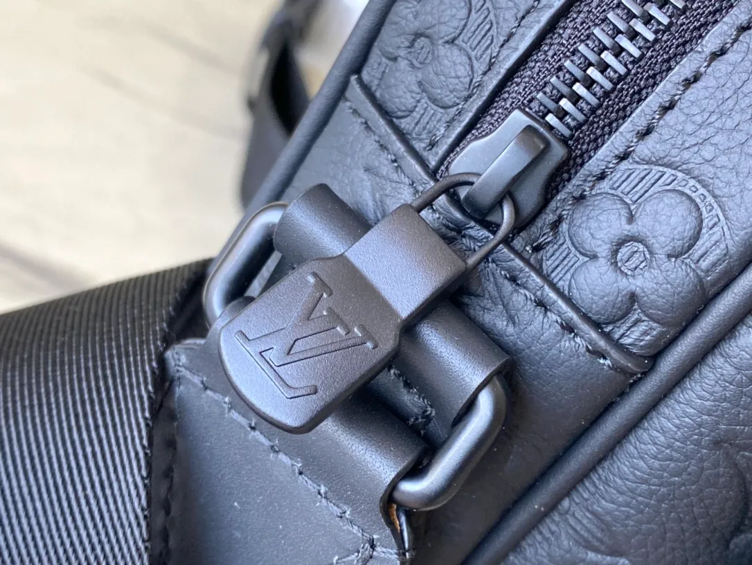 💰1100 (top-grain leather) top original order M12516 This Getaway messenger bag has the delicate Monogram embossing of Monogram Shadow leather, and its compact configuration allows for easy conversion between a messenger bag and a clutch. The front flap pocket is equipped with an LV metal buckle, and the wide adjustable fabric shoulder strap makes it easy to carry on the shoulder or cross-body. Dimensions: 18 × 17 × 7.8 cm