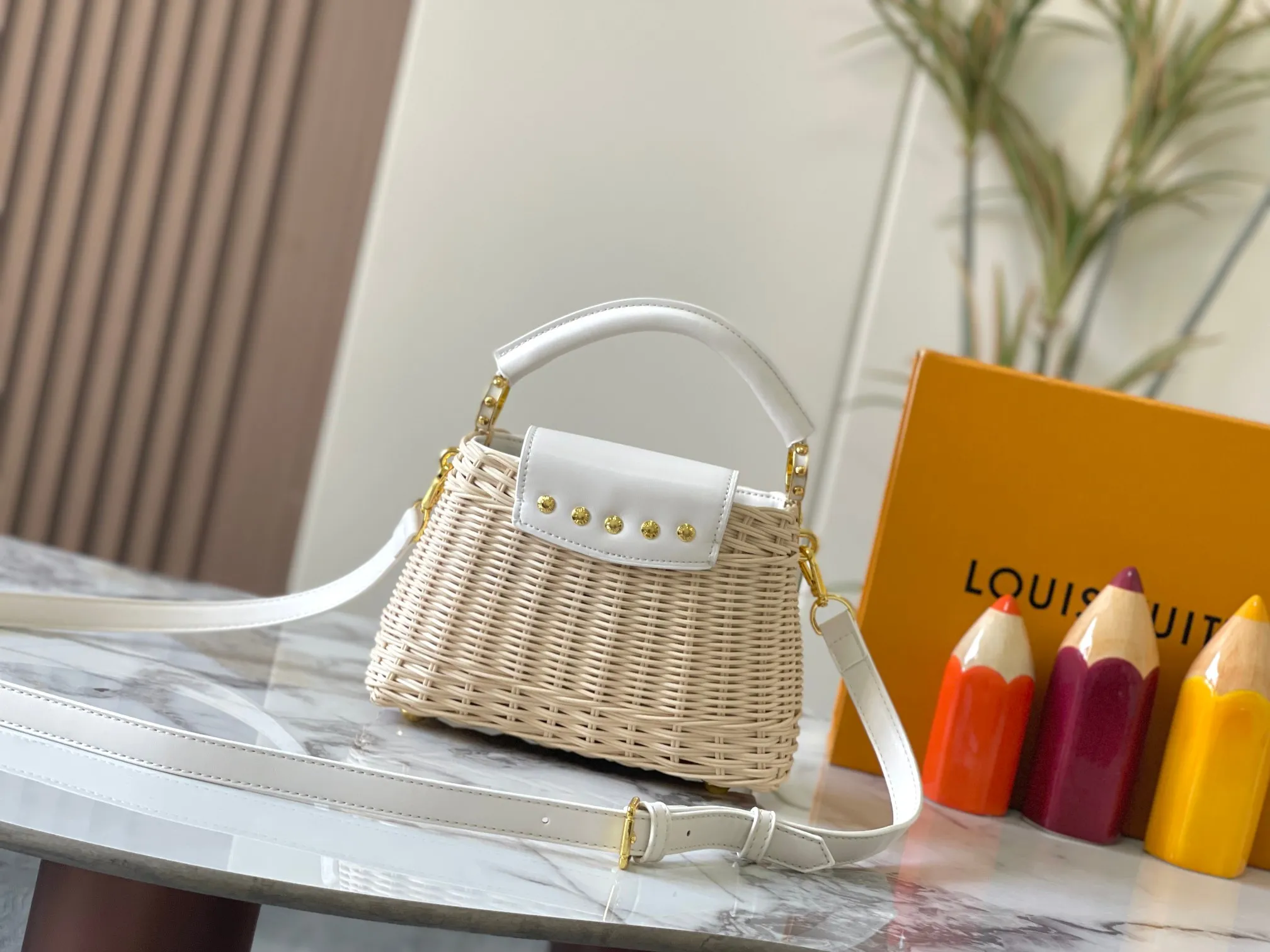 Upgraded version P660 M14365 This Capucines mini handbag has a unique rattan weaving structure that pays tribute to the Louis Vuitton picnic box design that came out in 1892. The cow leather shapes the top handle and flap, the LV letters reveal a metallic texture, and the detachable and adjustable leather shoulder strap makes it easy to carry on the shoulder. The gift box packaging provided with this product may be reasonably adjusted depending on the stock situation, and may be different from the packaging style displayed on this product page. Please refer to the actual gift box packaging style received for details. Size:21×14×8cm