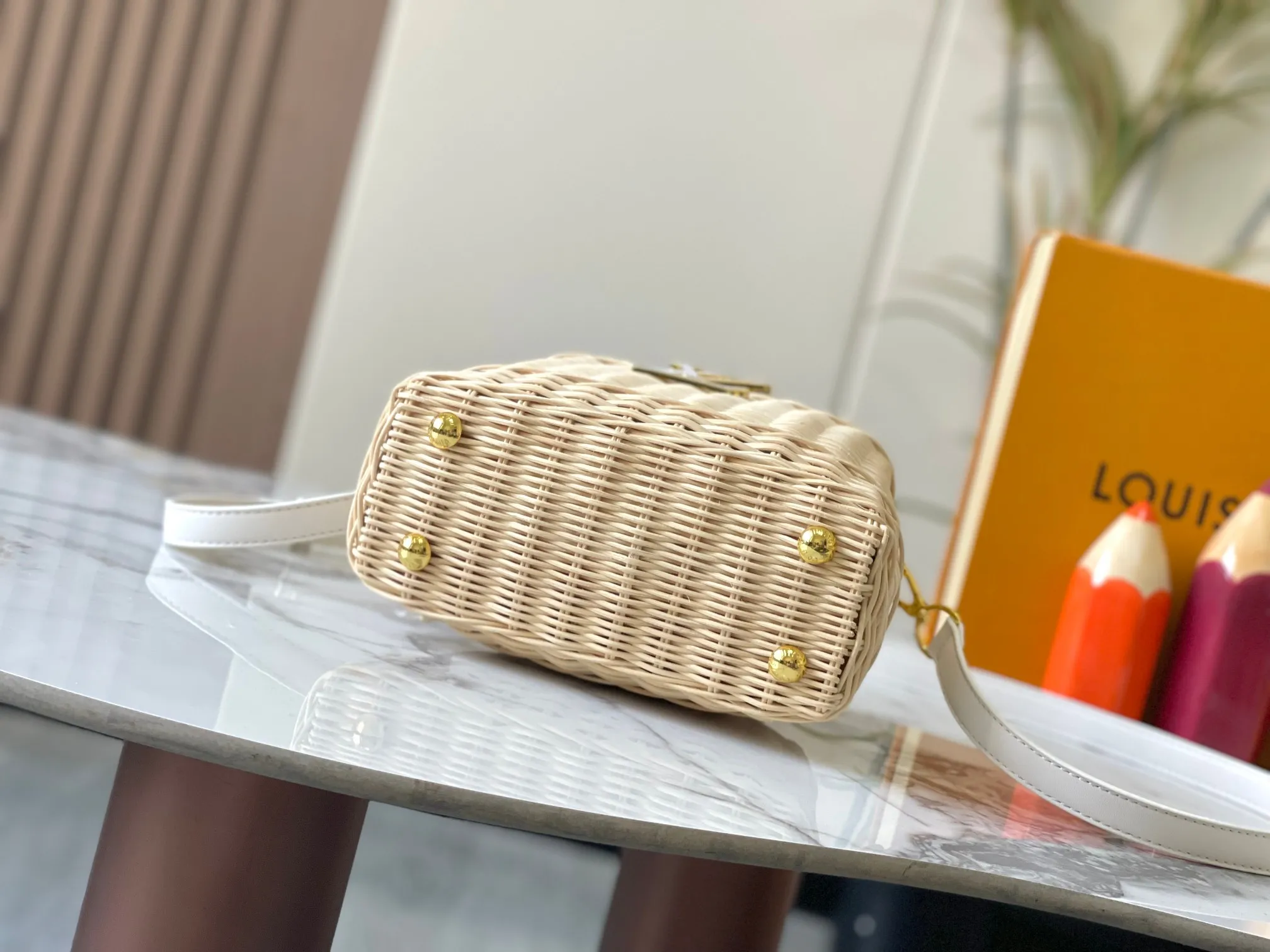 Upgraded version P660 M14365 This Capucines mini handbag has a unique rattan weaving structure that pays tribute to the Louis Vuitton picnic box design that came out in 1892. The cow leather shapes the top handle and flap, the LV letters reveal a metallic texture, and the detachable and adjustable leather shoulder strap makes it easy to carry on the shoulder. The gift box packaging provided with this product may be reasonably adjusted depending on the stock situation, and may be different from the packaging style displayed on this product page. Please refer to the actual gift box packaging style received for details. Size:21×14×8cm
