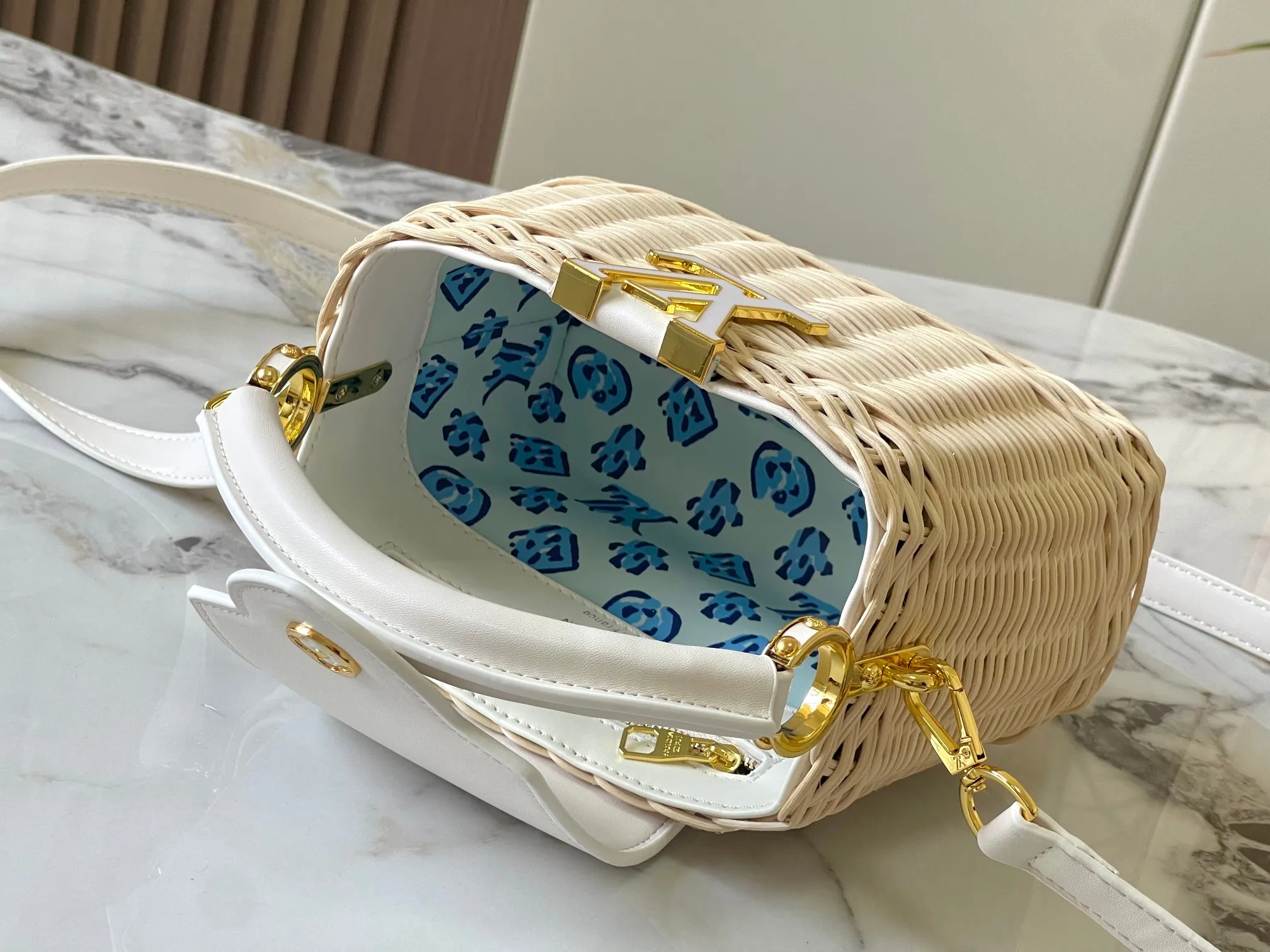 Upgraded version P660 M14365 This Capucines mini handbag has a unique rattan weaving structure that pays tribute to the Louis Vuitton picnic box design that came out in 1892. The cow leather shapes the top handle and flap, the LV letters reveal a metallic texture, and the detachable and adjustable leather shoulder strap makes it easy to carry on the shoulder. The gift box packaging provided with this product may be reasonably adjusted depending on the stock situation, and may be different from the packaging style displayed on this product page. Please refer to the actual gift box packaging style received for details. Size:21×14×8cm