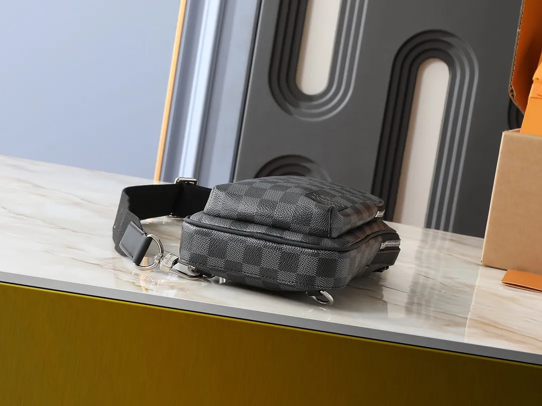 💰240💰Upgraded from the original M11703 M47137. This Avenue small shoulder bag is made of Monogram Eclipse coated canvas and explores the trend of cross-body travel with its exquisite configuration. An interior pocket in the main compartment ensures secure storage, while an exterior zippered pocket provides easy access to frequently used items. There is a triangular zipper pocket where the shoulder strap connects to the handbag. 16.0 x 33.0 x 5.7 cm (length x height x width)