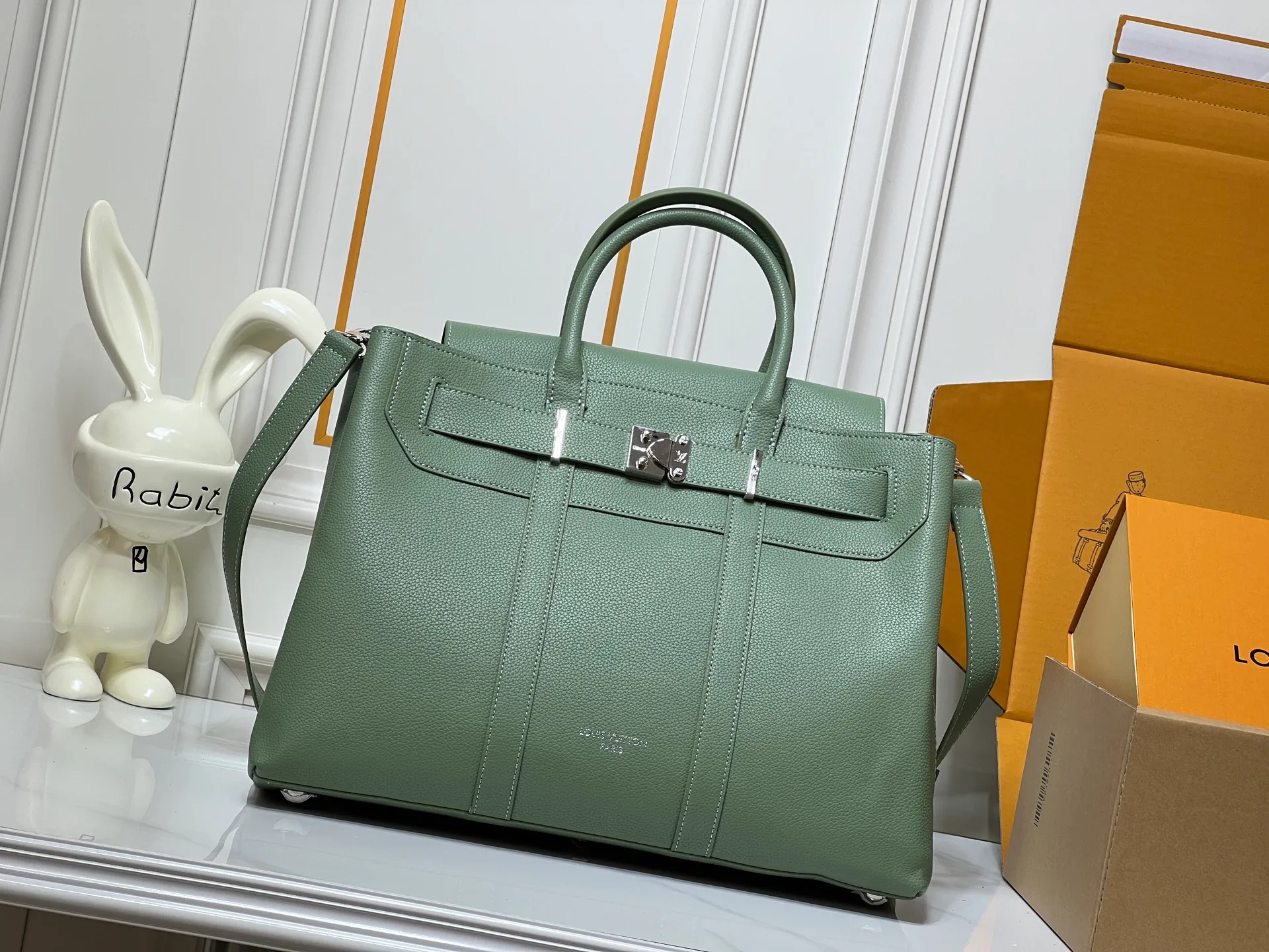 Batch 380💰Upgraded original M23153 M23154 M11663 This Georges Tote medium handbag is made of Cuir Millesime grained cow leather, with deep tones to enhance the elegance, and the S-lock lock, extended handle and unique silhouette highlight the avant-garde style. The cow leather is sourced from Domaine des Massifs, ensuring excellent quality and ethical farming principles. Dimensions: 41.0 x 29.0 x 14.0 cm (length x height x width)