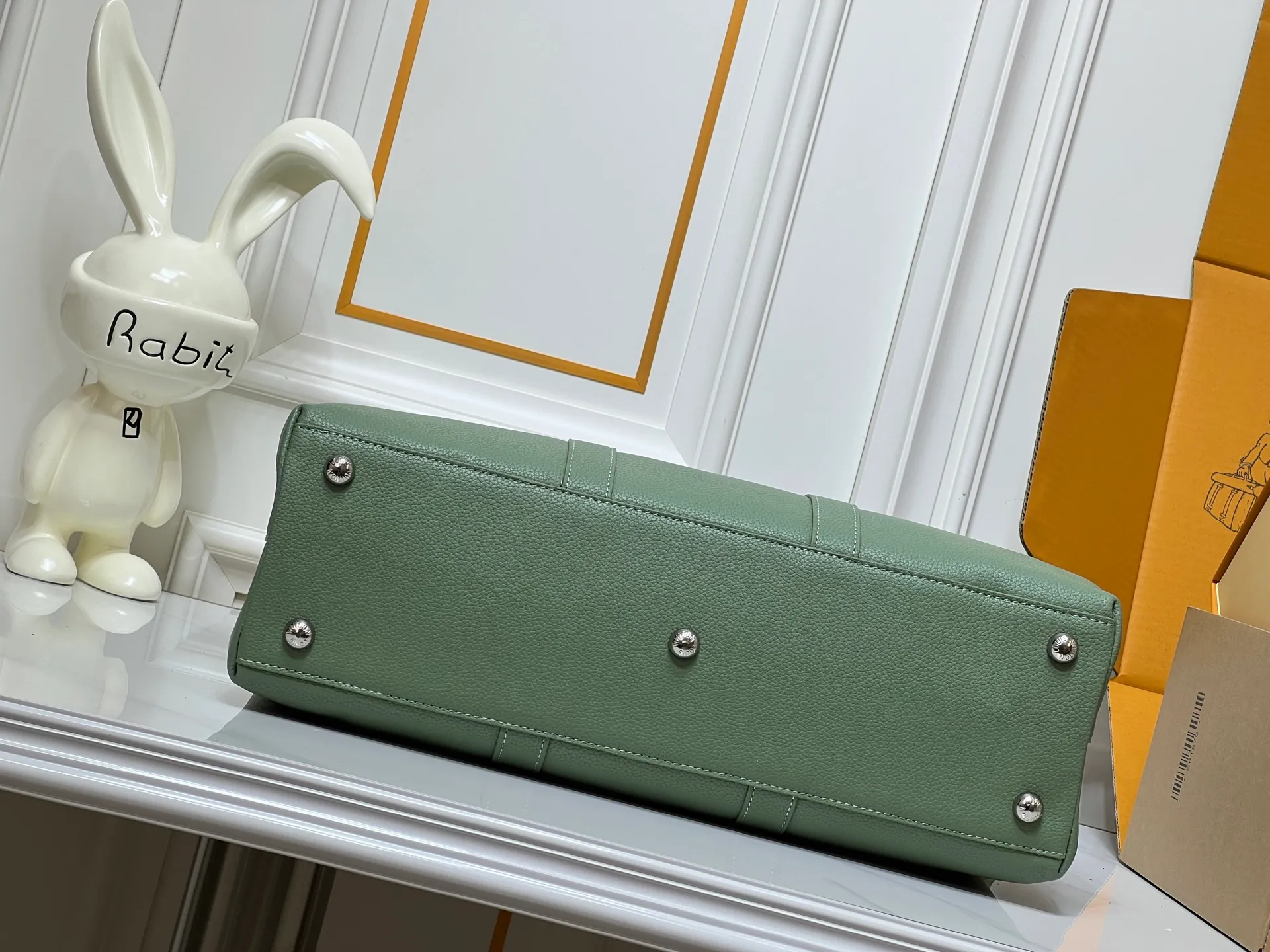 Batch 380💰Upgraded original M23153 M23154 M11663 This Georges Tote medium handbag is made of Cuir Millesime grained cow leather, with deep tones to enhance the elegance, and the S-lock lock, extended handle and unique silhouette highlight the avant-garde style. The cow leather is sourced from Domaine des Massifs, ensuring excellent quality and ethical farming principles. Dimensions: 41.0 x 29.0 x 14.0 cm (length x height x width)