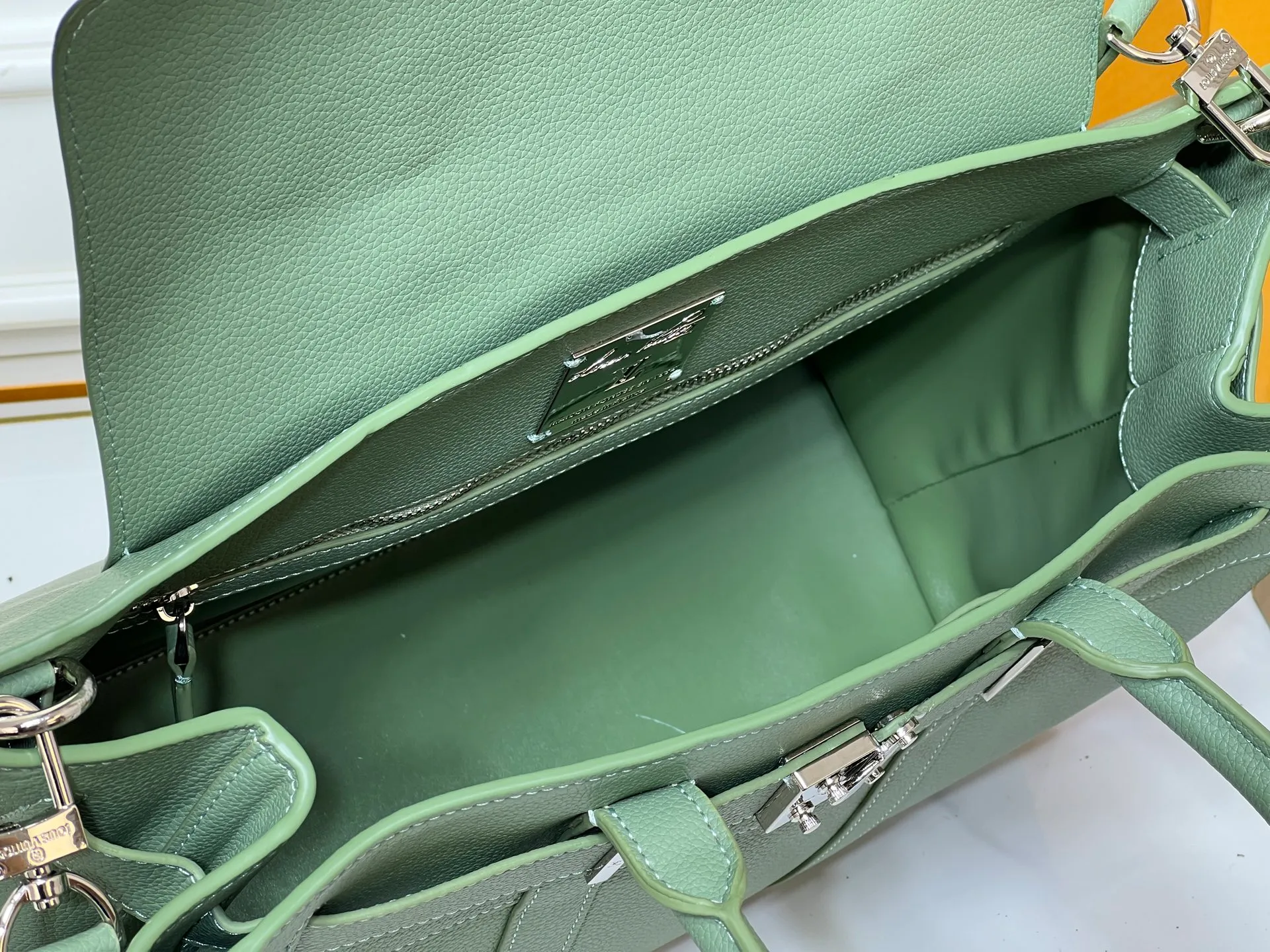 Batch 380💰Upgraded original M23153 M23154 M11663 This Georges Tote medium handbag is made of Cuir Millesime grained cow leather, with deep tones to enhance the elegance, and the S-lock lock, extended handle and unique silhouette highlight the avant-garde style. The cow leather is sourced from Domaine des Massifs, ensuring excellent quality and ethical farming principles. Dimensions: 41.0 x 29.0 x 14.0 cm (length x height x width)