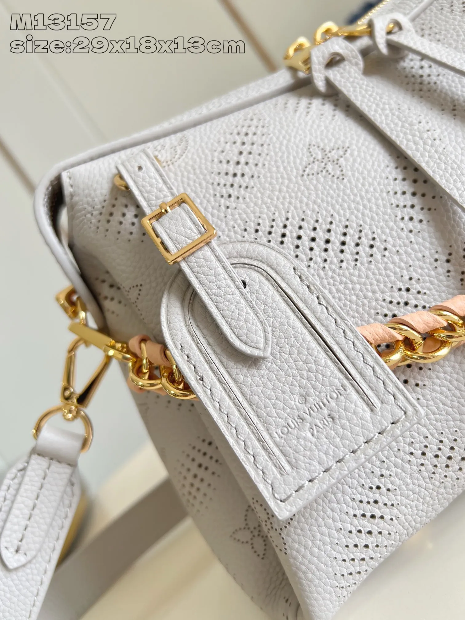 💰1180 (top-grain leather) Top-quality original item [Exclusive real shot M13157 gray] This Hand It All small handbag uses cow leather to interpret the brand's Bloom elements, integrates floral imagery into the perforated Monogram pattern, and upgrades the classic style with contrasting color brands. The inner patch pocket is convenient for storing mobile phones, and the woven chain allows for flexible switching between cross-body or shoulder wear. 18 x 13 x 29 cm (height x width x length)