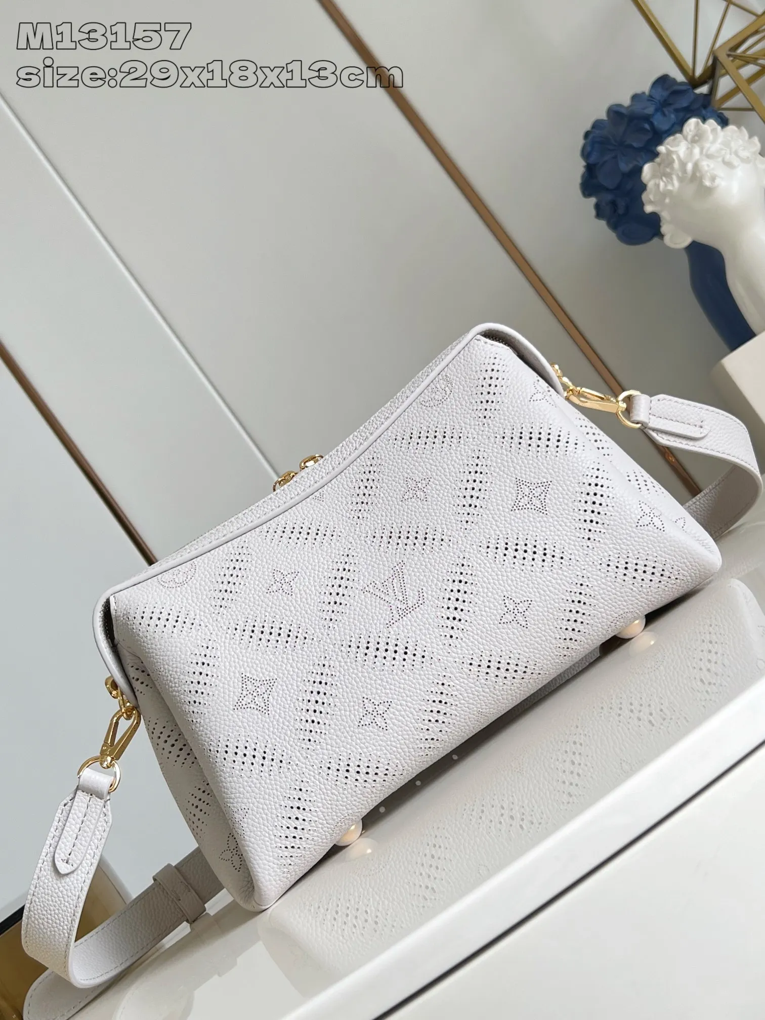 💰1180 (top-grain leather) Top-quality original item [Exclusive real shot M13157 gray] This Hand It All small handbag uses cow leather to interpret the brand's Bloom elements, integrates floral imagery into the perforated Monogram pattern, and upgrades the classic style with contrasting color brands. The inner patch pocket is convenient for storing mobile phones, and the woven chain allows for flexible switching between cross-body or shoulder wear. 18 x 13 x 29 cm (height x width x length)