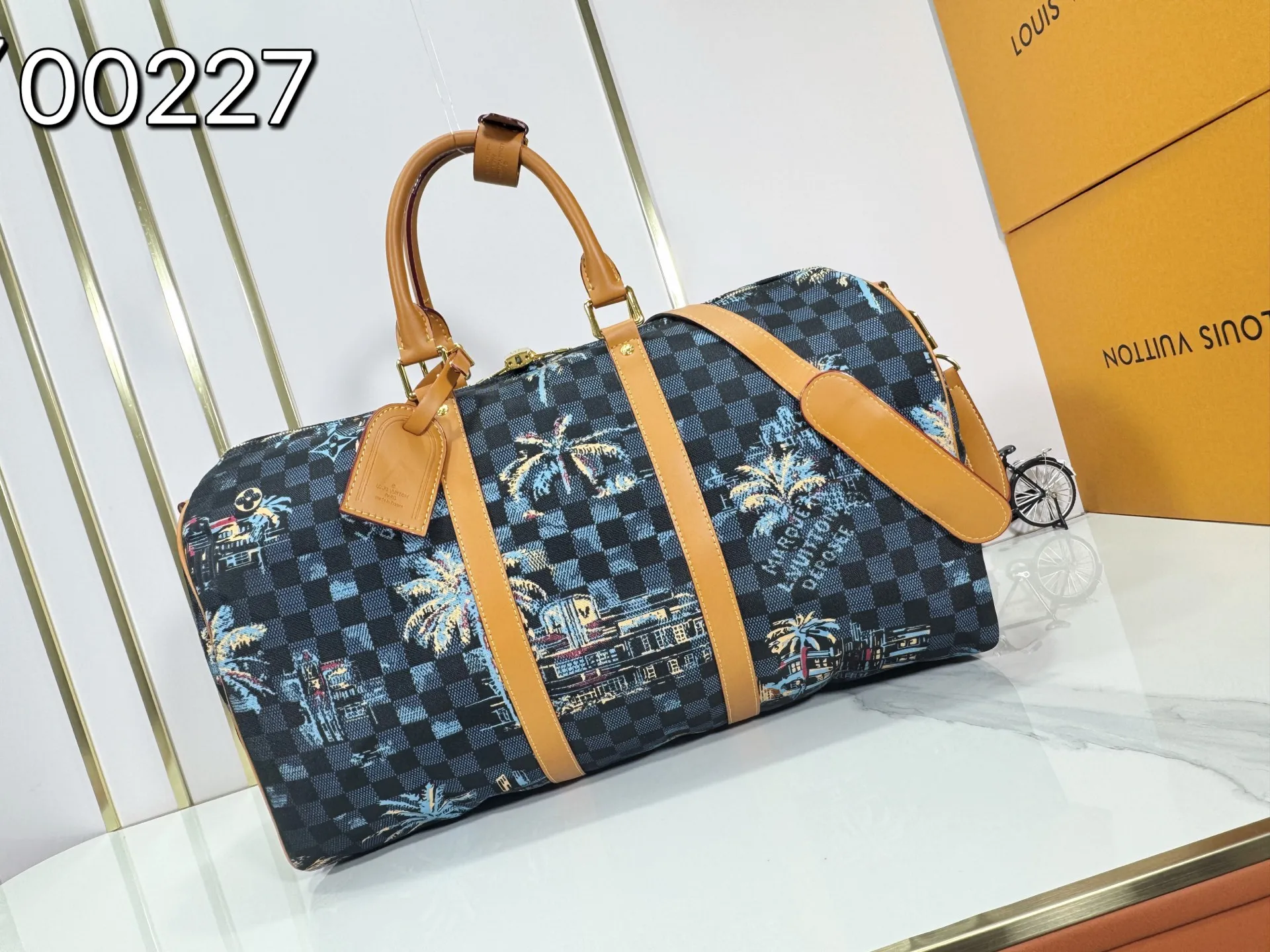 P360 Upgraded Original M00227 Coconut Tree This Keell Bandoulière 50 travel bag is made of gorgeous cotton with Damier lm Trees jacquard texture, showing the brand's exquisite craftsmanship. The checkerboard pattern highlights palm trees, iconic buildings and vintage car patterns, recalling the Miami night scene depicted in old postcards, and the Marque L.Vuitton Désée logo is subtly integrated into it.  29 x 23 x 50 cm (H x W x Length) Damier lm Trees Jacquard cotton Cow leather trim Fabric lining Metal hardware Carry-on baggage dimensions Double zipper closure Padlock Removable name tag Internal zippered pocket Shoulder straps: removable, adjustable Strap half-length: 36.0 cm Strap half-length adjustable to: 50.0 cm Handle: Double handle