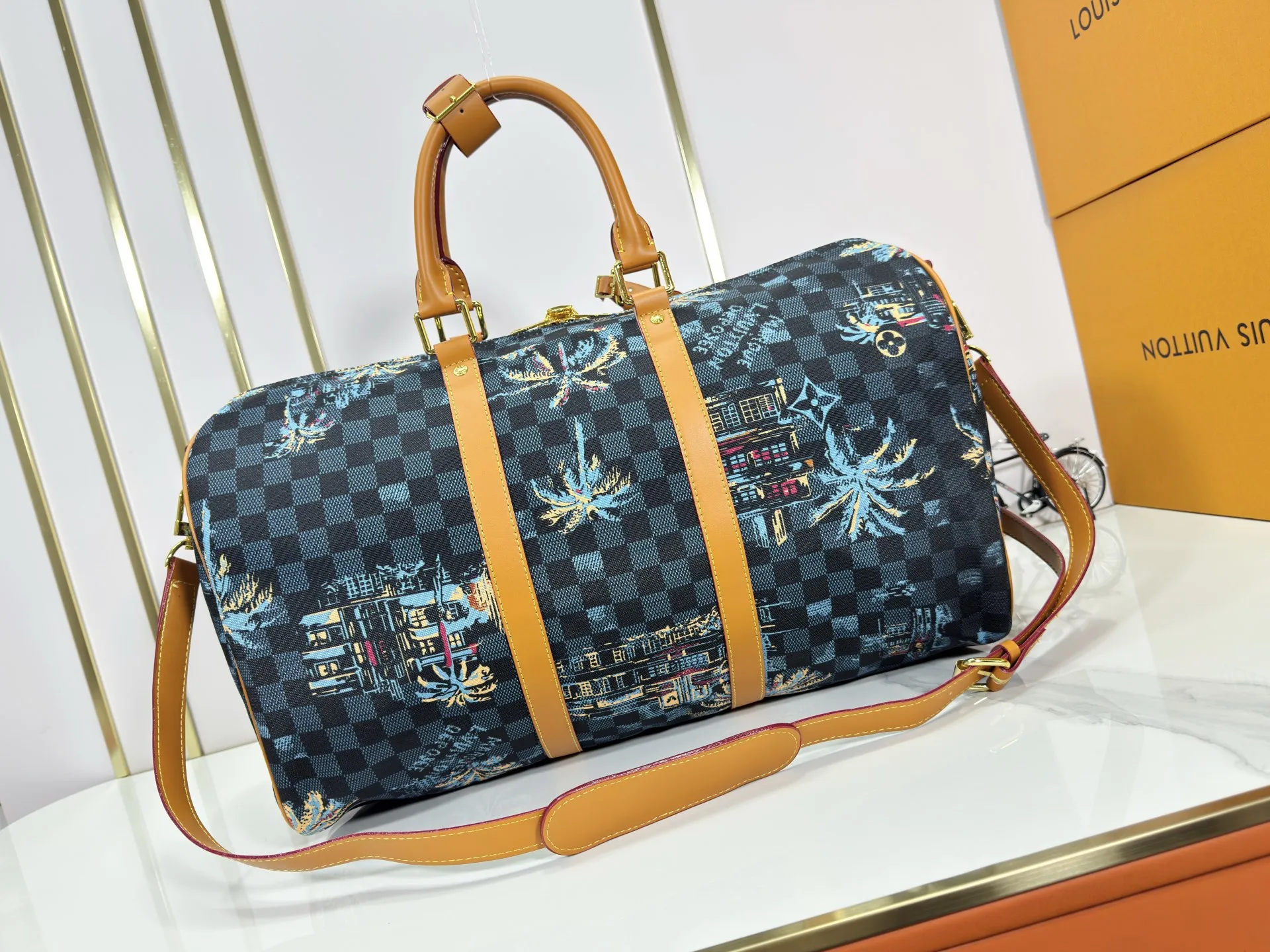 P360 Upgraded Original M00227 Coconut Tree This Keell Bandoulière 50 travel bag is made of gorgeous cotton with Damier lm Trees jacquard texture, showing the brand's exquisite craftsmanship. The checkerboard pattern highlights palm trees, iconic buildings and vintage car patterns, recalling the Miami night scene depicted in old postcards, and the Marque L.Vuitton Désée logo is subtly integrated into it.  29 x 23 x 50 cm (H x W x Length) Damier lm Trees Jacquard cotton Cow leather trim Fabric lining Metal hardware Carry-on baggage dimensions Double zipper closure Padlock Removable name tag Internal zippered pocket Shoulder straps: removable, adjustable Strap half-length: 36.0 cm Strap half-length adjustable to: 50.0 cm Handle: Double handle
