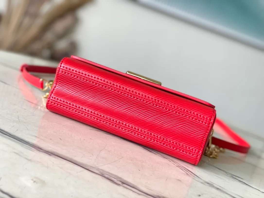 💰1160 (first-grain leather) top original order M83593 red water ripple twist series M83593 New Twist West pouch Handbag This grained Epi leather Twist West pouch is suitable for all occasions, allowing you to carry your essentials elegantly. She revisits the iconic Twist bag with a slim rectangular silhouette, accented by an adjustable shoulder strap and chain, both of which are removable. Its flaps close thanks to the collection's characteristic Twist buckle. 19 x 10.5 x 6.5 cm