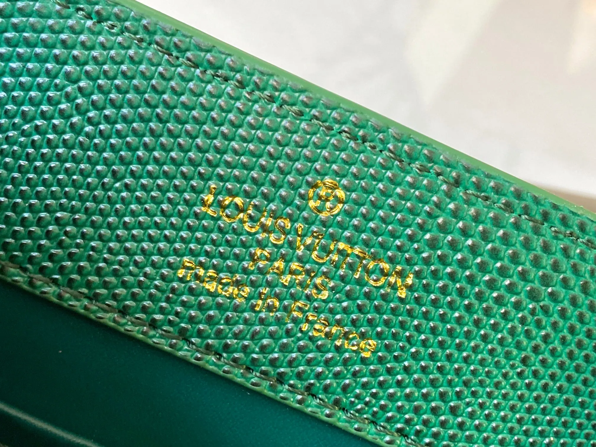 Top original P420 Guangzhou product M99527 green lizard gold buckle This Capucines mini handbag is wrapped in gorgeous lizard leather and lined with fine sheepskin, embellished with dazzling metal parts. The flip cover reads LV letters inside, and a Monogram flower blooms when turned out. Its compact size makes it a dazzling choice for evening occasions. Detailed features 21 x 14 x 8 cm (length x height x width)