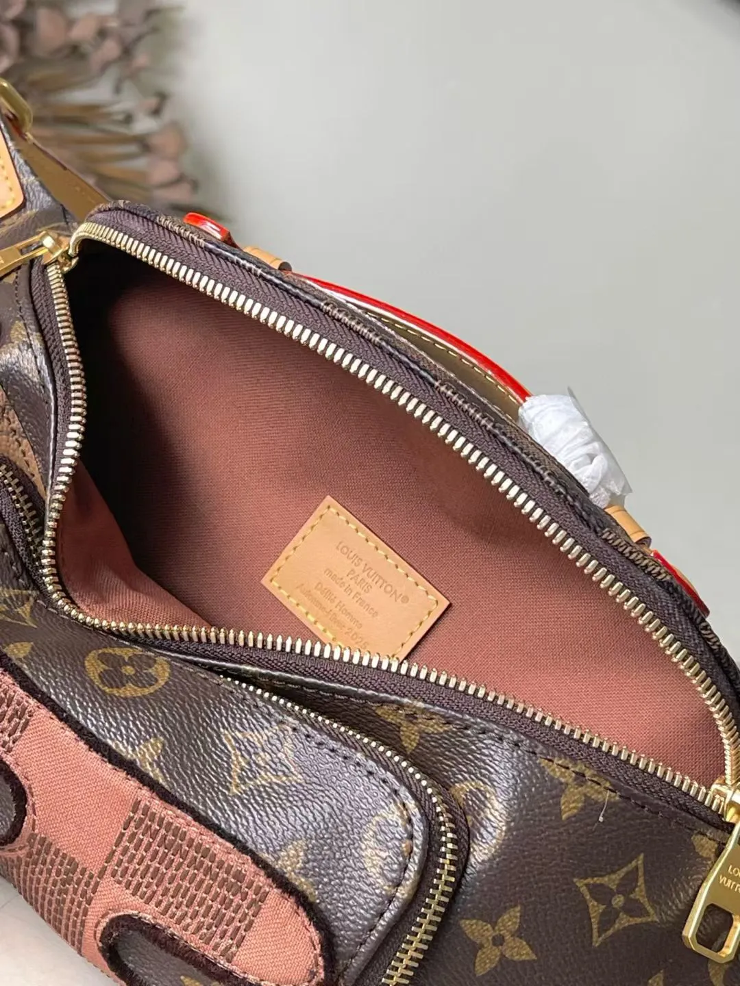 💰1180 Top Original Order M15271 This Rush waist bag is made of deep Monogram canvas body embellished with Damier and Monogram Reverse embroidered patches, making the unique pattern pop out. The adjustable shoulder strap enables you to switch between waist, shoulder or cross-body wear. Dimensions: 15 x 8 x 30 cm