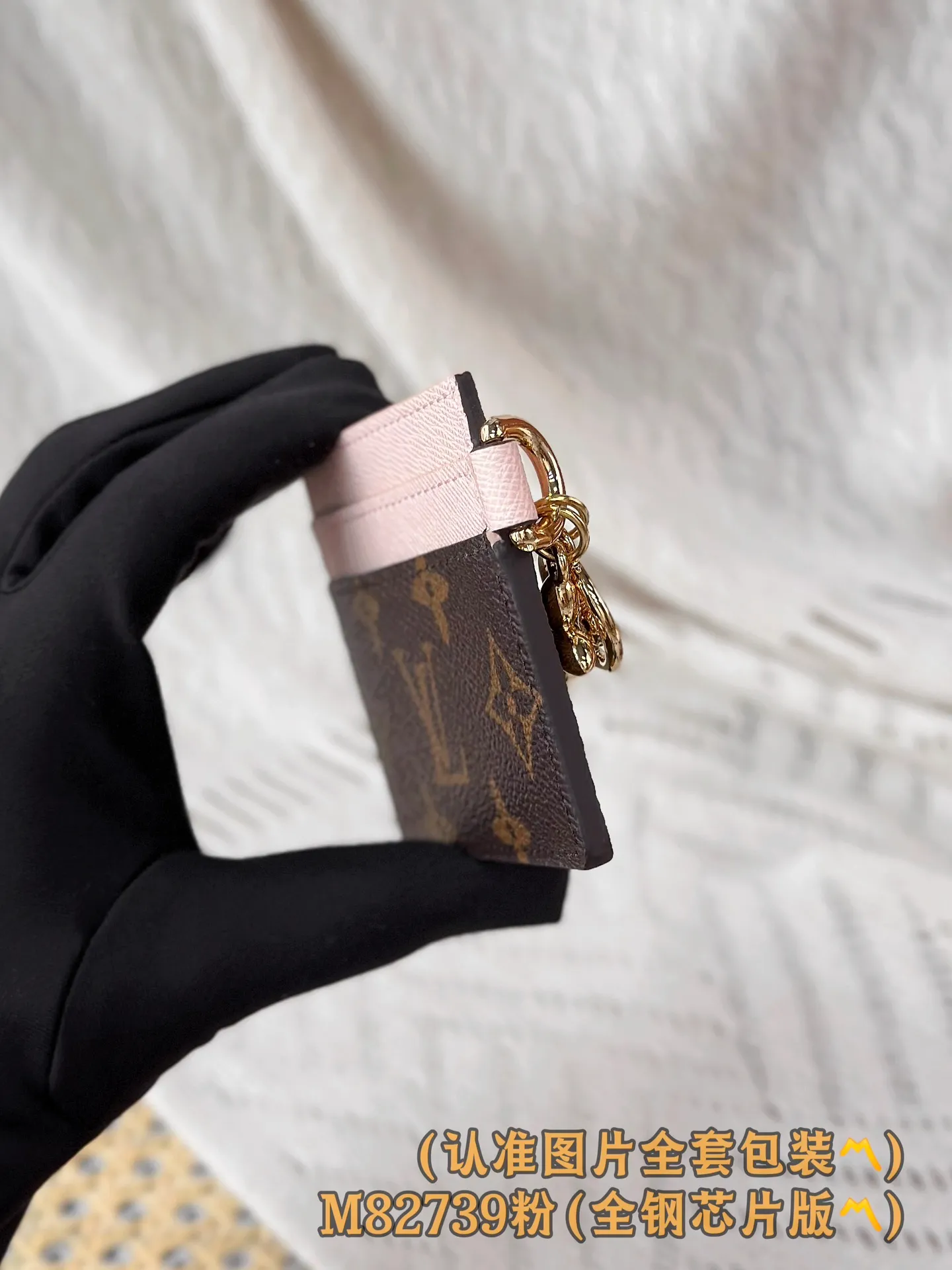 💰560 [Authentic grade] [Special grade MB all steel high elastic fabric] M82739 pink (〽️A grade all steel〽️) personalized customized version! 163 variable code, LV Charms business card holder, this LV Charms business card holder is made of Monogram coated canvas and cowhide, making it a great gift. The business card holder is embellished with two golden Monogram Blossom pendants, and the exquisite design is also equipped with five business card slots, two of which are placed on both sides, and there is a larger compartment in the middle.  10.2 x 7.3 x 0.3 cm (length x height x width).