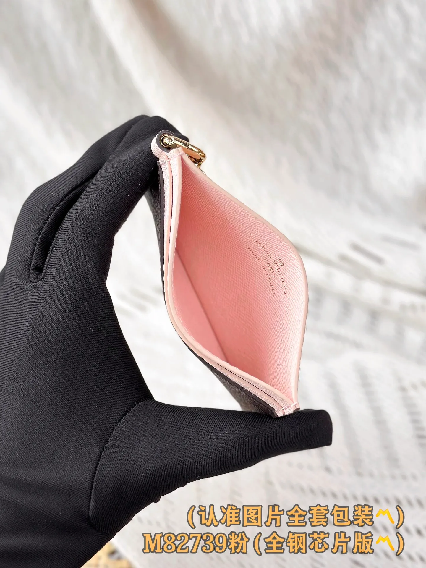 💰560 [Authentic grade] [Special grade MB all steel high elastic fabric] M82739 pink (〽️A grade all steel〽️) personalized customized version! 163 variable code, LV Charms business card holder, this LV Charms business card holder is made of Monogram coated canvas and cowhide, making it a great gift. The business card holder is embellished with two golden Monogram Blossom pendants, and the exquisite design is also equipped with five business card slots, two of which are placed on both sides, and there is a larger compartment in the middle.  10.2 x 7.3 x 0.3 cm (length x height x width).