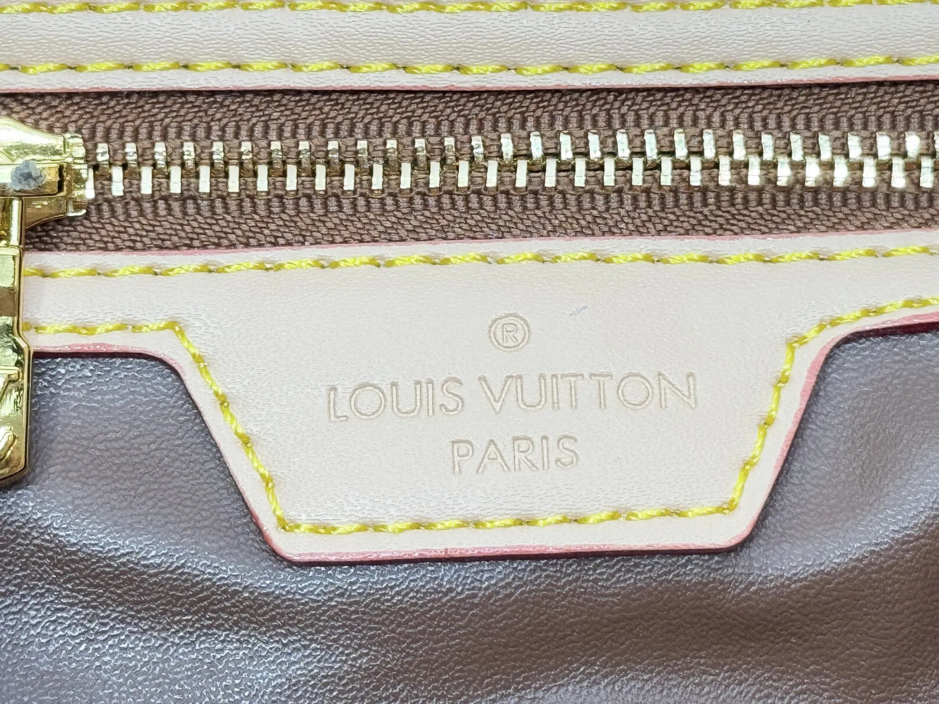 P280 M14587 M13344 This Speedy Soft 30 handbag interprets Monogram Dune elements with retro touches, with aircraft-shaped decoration and collage effect label, paying tribute to the design of Gaston Louis Vuitton collection series. The long handle makes it easy to carry on the shoulder, making it a great travel companion. 30.0 x 21.0 x 17.0 cm (length x height x width)