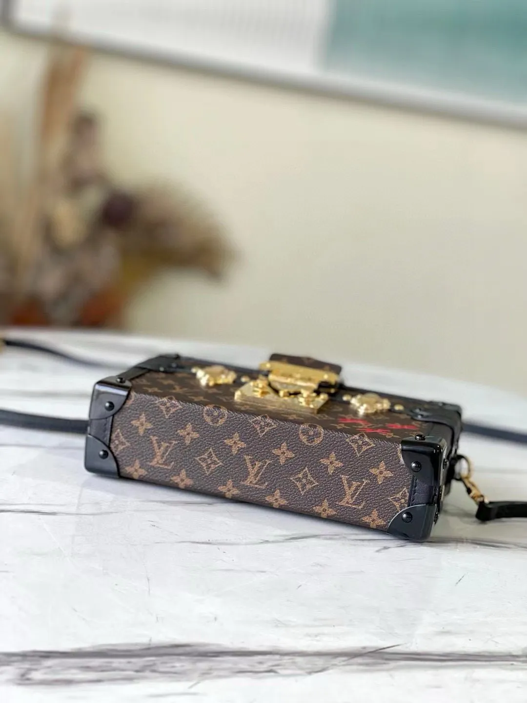 💰1040 (Steel Hardware) Top Original Order M44199 M45943 All Steel Bright Gold PETITE MALLE Handbag This Petite Malle handbag is made of classic Monogram canvas fabric, inspired by the customized suitcase designed by the wealthy banker Albert Kahn in the early 20th century, with three cross patterns as iconic elements. Classic and elegant style, a boutique small bag suitable for a night out. 20 x 12.5 x 5 cm (length x height x width)