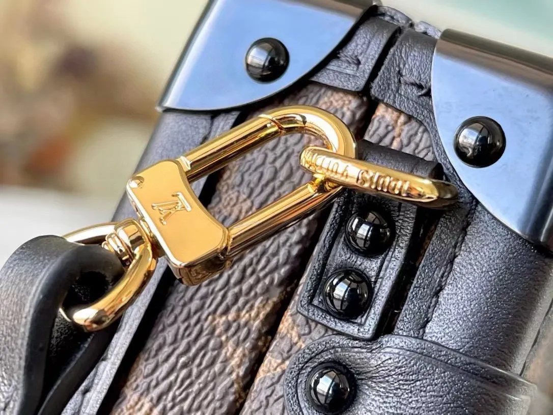 💰1040 (Steel Hardware) Top Original Order M44199 M45943 All Steel Bright Gold PETITE MALLE Handbag This Petite Malle handbag is made of classic Monogram canvas fabric, inspired by the customized suitcase designed by the wealthy banker Albert Kahn in the early 20th century, with three cross patterns as iconic elements. Classic and elegant style, a boutique small bag suitable for a night out. 20 x 12.5 x 5 cm (length x height x width)
