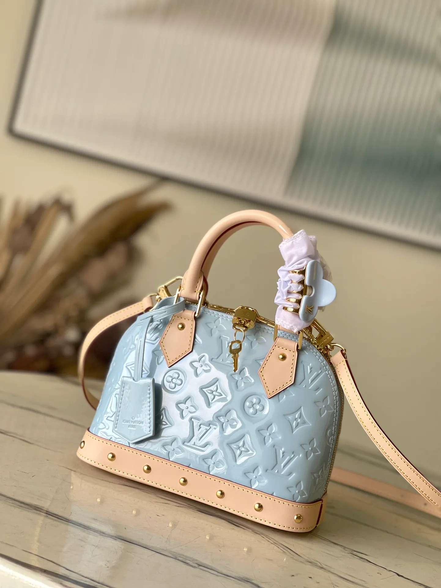 💰1700 (top layer leather) top original order M24062 blue This Alma BB handbag is made of glossy Monogram Vernis leather to create a unique Art Deco style structure, with cow leather handles and lower edges. Metal rivets embellish the handle fixing position and bottom trim, and the bright hair clip adds a trendy touch. Dimensions: 23.5 x 17.5 x 11.5 cm (length x height x width)