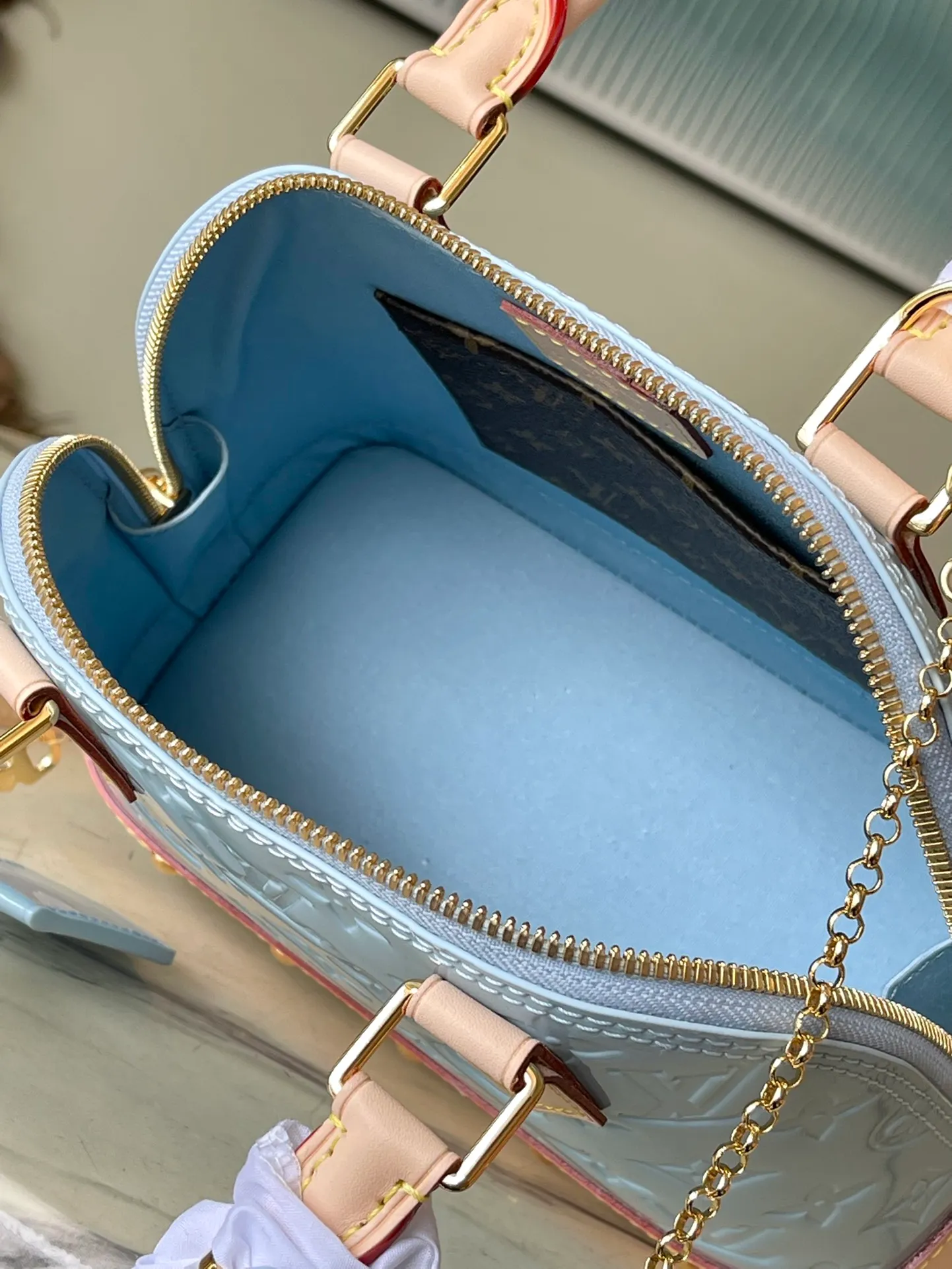 💰1700 (top layer leather) top original order M24062 blue This Alma BB handbag is made of glossy Monogram Vernis leather to create a unique Art Deco style structure, with cow leather handles and lower edges. Metal rivets embellish the handle fixing position and bottom trim, and the bright hair clip adds a trendy touch. Dimensions: 23.5 x 17.5 x 11.5 cm (length x height x width)
