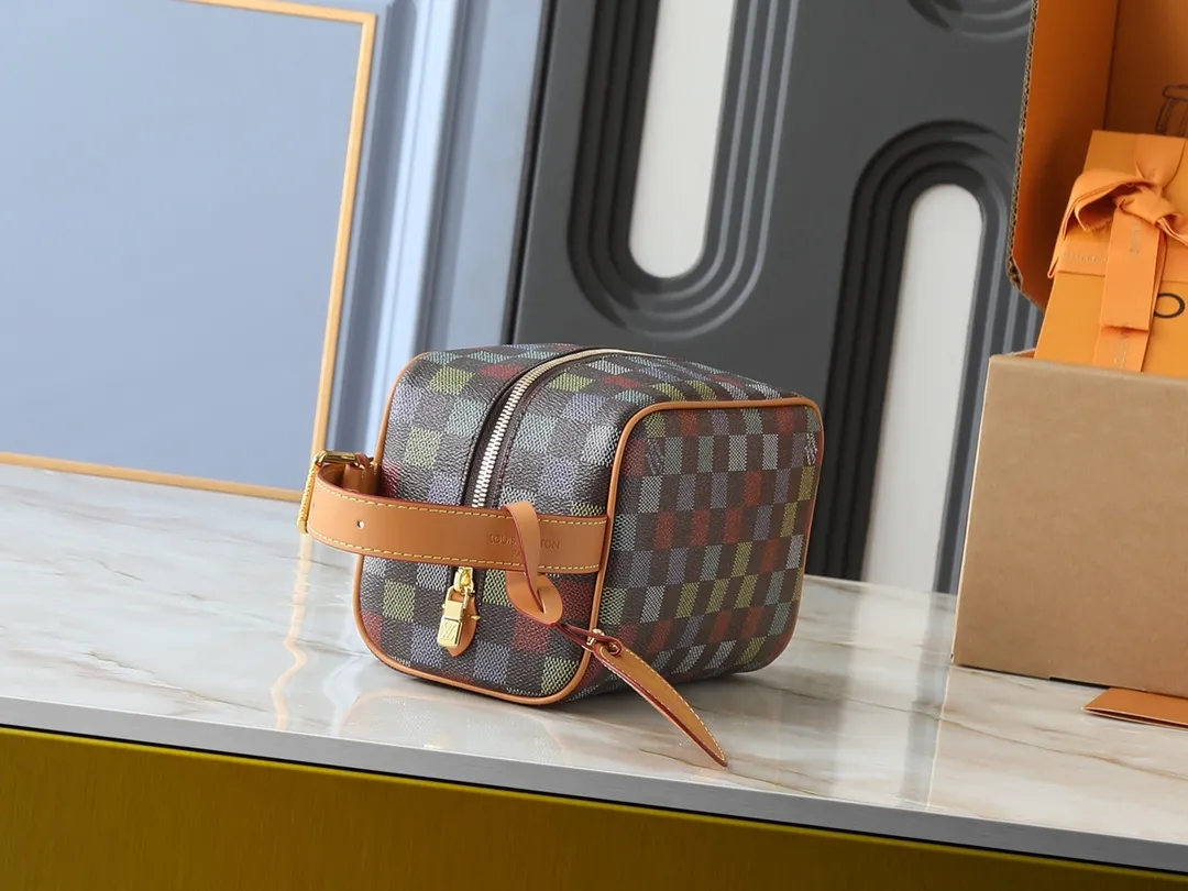 💰200💰Upgraded from the original M00151 M12688 M11559 M83112 M83113 N40747 N40567 M47069 M24799. This Locker Dopp Kit toiletry bag is made of Monogram canvas, integrating contemporary trends and elegant style. The compact design contains ample space to easily store daily necessities. The washable lining and adjustable side handles make it a convenient on-the-go experience. Dimensions: 23.0 x 13.0 x 12.0 cm (length x height x width)