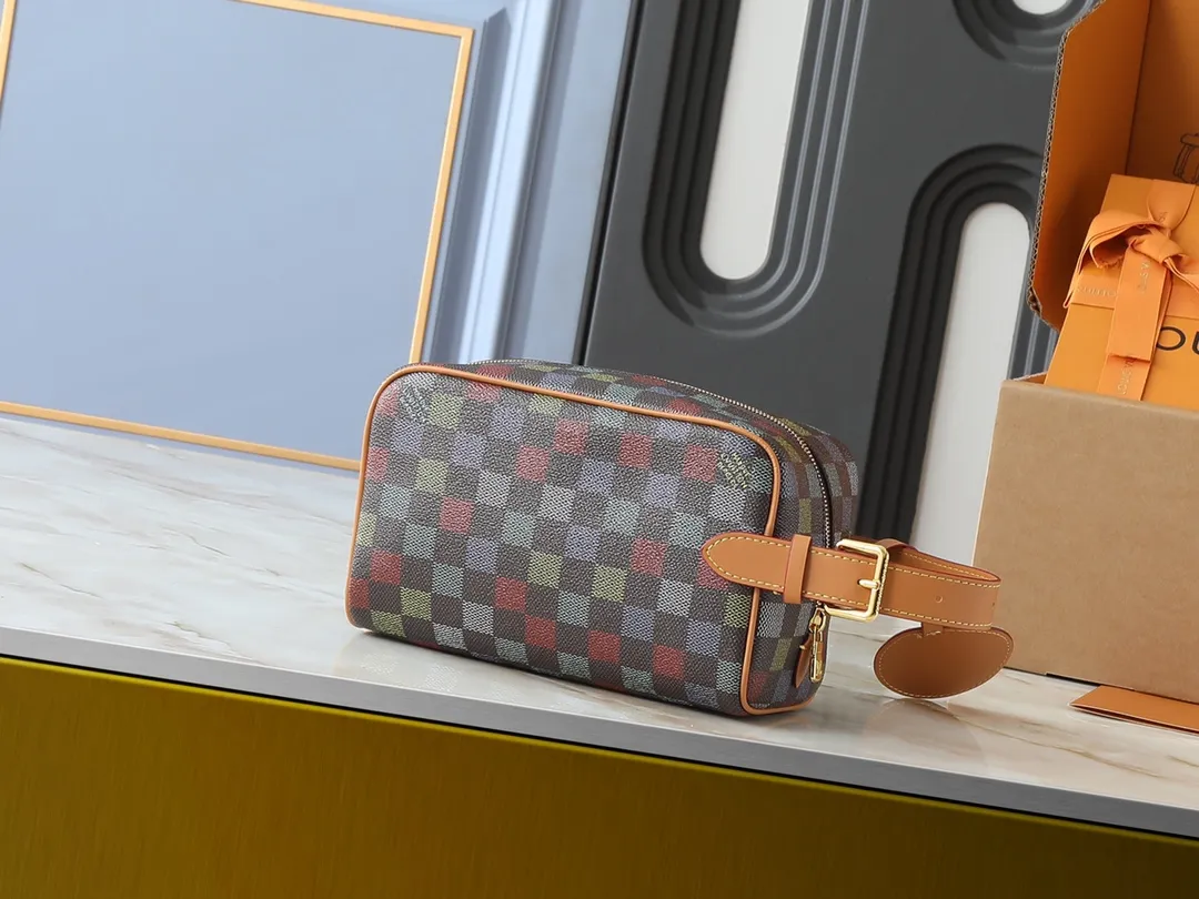 💰200💰Upgraded from the original M00151 M12688 M11559 M83112 M83113 N40747 N40567 M47069 M24799. This Locker Dopp Kit toiletry bag is made of Monogram canvas, integrating contemporary trends and elegant style. The compact design contains ample space to easily store daily necessities. The washable lining and adjustable side handles make it a convenient on-the-go experience. Dimensions: 23.0 x 13.0 x 12.0 cm (length x height x width)