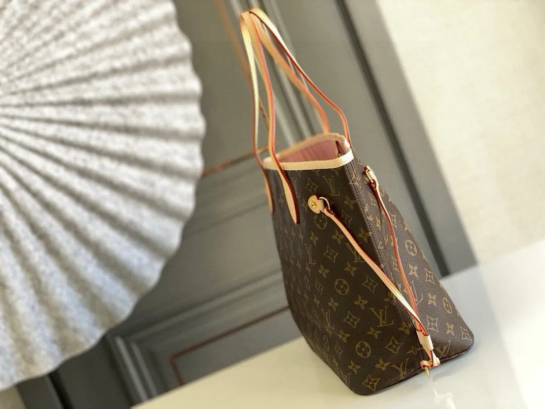 💰760 (medium steel nails) top original order M50366 NEVERFULL medium handbag Neverfull classic handbag, explore the exquisite details inside the bag. The redesigned interior pockets feature a fresh fabric lining, especially the detachable zippered clutch, which can be used alone as a sophisticated clutch or as an additional pocket. Bright lining tones add a more lively feel to Monogram's classic canvas. Detailed features 31 x 28 x 14 cm (Length x Height x Width) Redesigned interior pocket with details inspired by the Louis Vuitton archives Pocket lined with linen fabric Removable zipped clutch with tonal interior pocket Natural cowhide leather trim Shiny gold-tone hardware Handles: Double handle