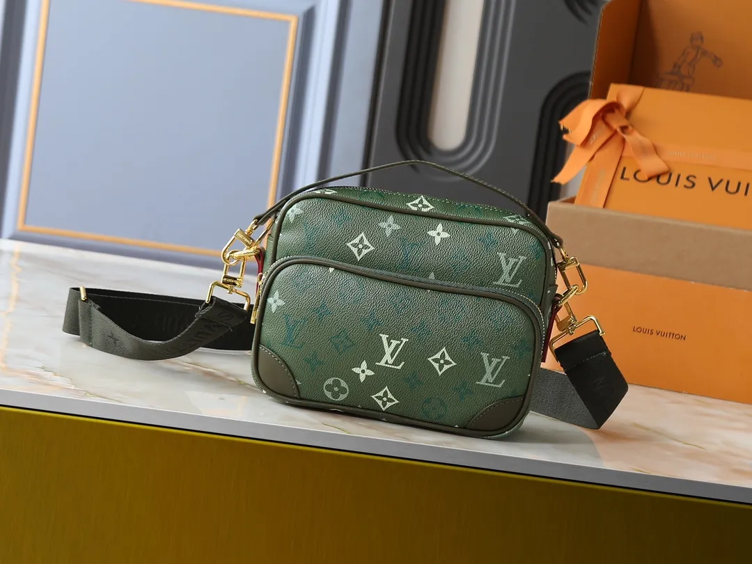 💰260💰Upgraded from the original M13987 M14016 M14988 M26068 M15296 M14682 M14025 This Nil handbag shines with the elegant luster of cow leather, and uses beaded rivets to fix the Louis Vuitton Paris patch on the front. The side lock buckle highlights the urban style, and the main compartment zipper pull is embellished with LV lettering. Dimensions: 25.0 x 17.5 x 11.0 cm (length x height x width)