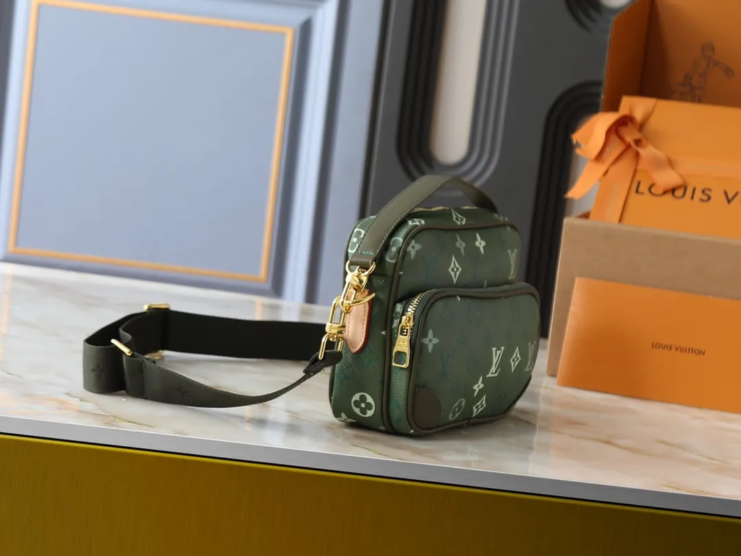 💰260💰Upgraded from the original M13987 M14016 M14988 M26068 M15296 M14682 M14025 This Nil handbag shines with the elegant luster of cow leather, and uses beaded rivets to fix the Louis Vuitton Paris patch on the front. The side lock buckle highlights the urban style, and the main compartment zipper pull is embellished with LV lettering. Dimensions: 25.0 x 17.5 x 11.0 cm (length x height x width)