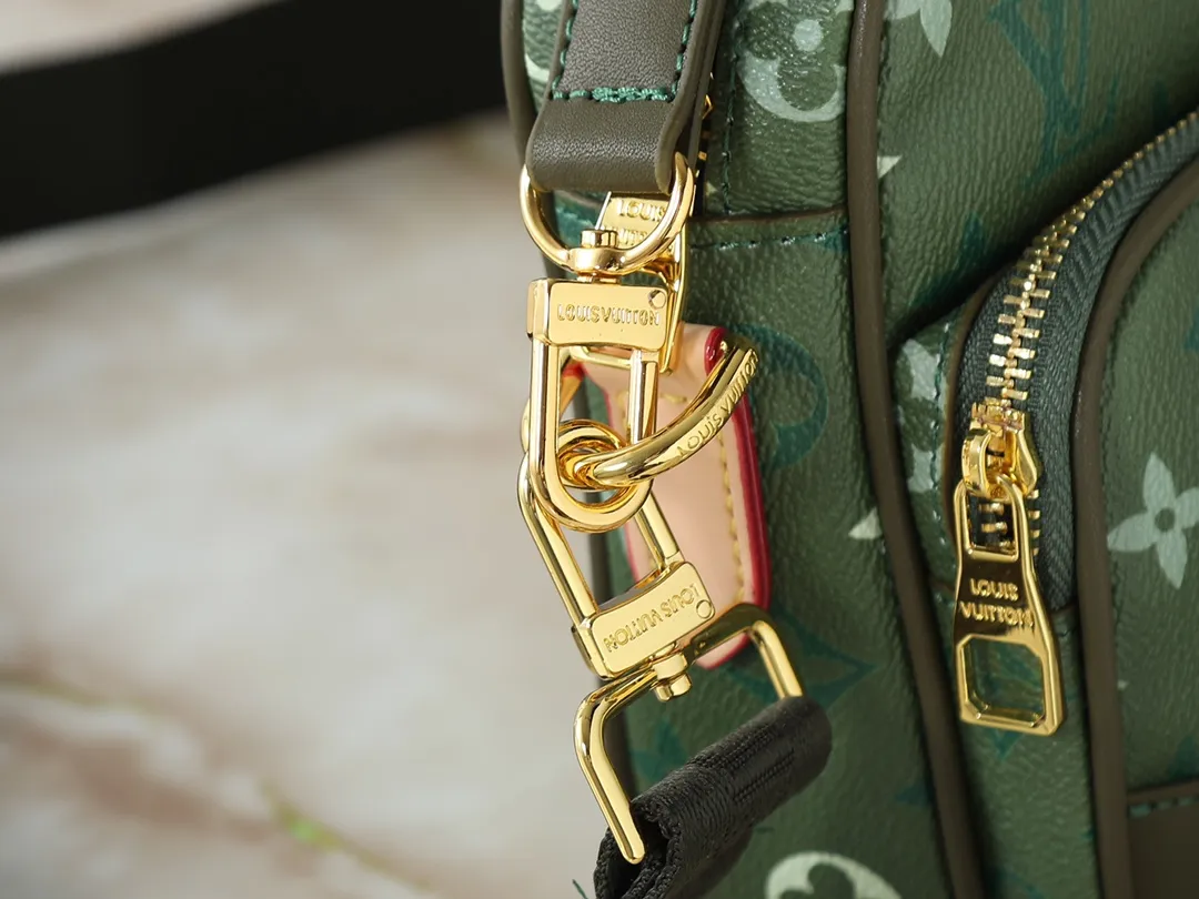 💰260💰Upgraded from the original M13987 M14016 M14988 M26068 M15296 M14682 M14025 This Nil handbag shines with the elegant luster of cow leather, and uses beaded rivets to fix the Louis Vuitton Paris patch on the front. The side lock buckle highlights the urban style, and the main compartment zipper pull is embellished with LV lettering. Dimensions: 25.0 x 17.5 x 11.0 cm (length x height x width)