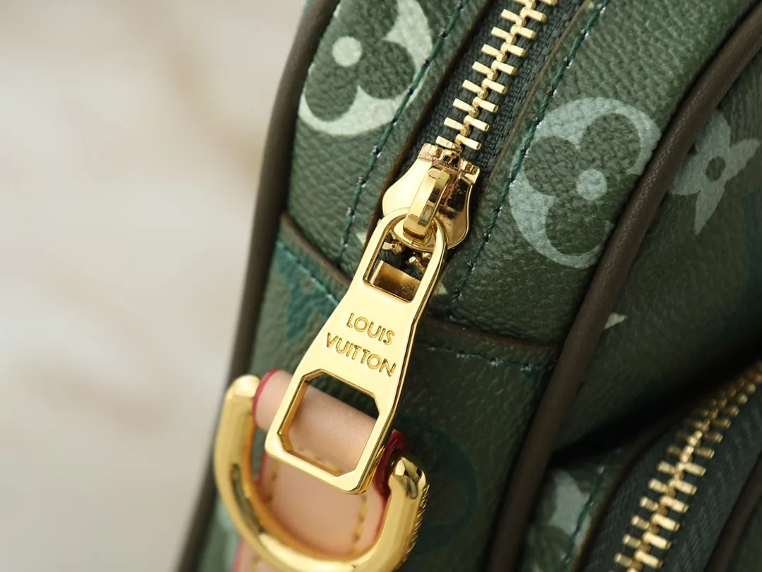 💰260💰Upgraded from the original M13987 M14016 M14988 M26068 M15296 M14682 M14025 This Nil handbag shines with the elegant luster of cow leather, and uses beaded rivets to fix the Louis Vuitton Paris patch on the front. The side lock buckle highlights the urban style, and the main compartment zipper pull is embellished with LV lettering. Dimensions: 25.0 x 17.5 x 11.0 cm (length x height x width)
