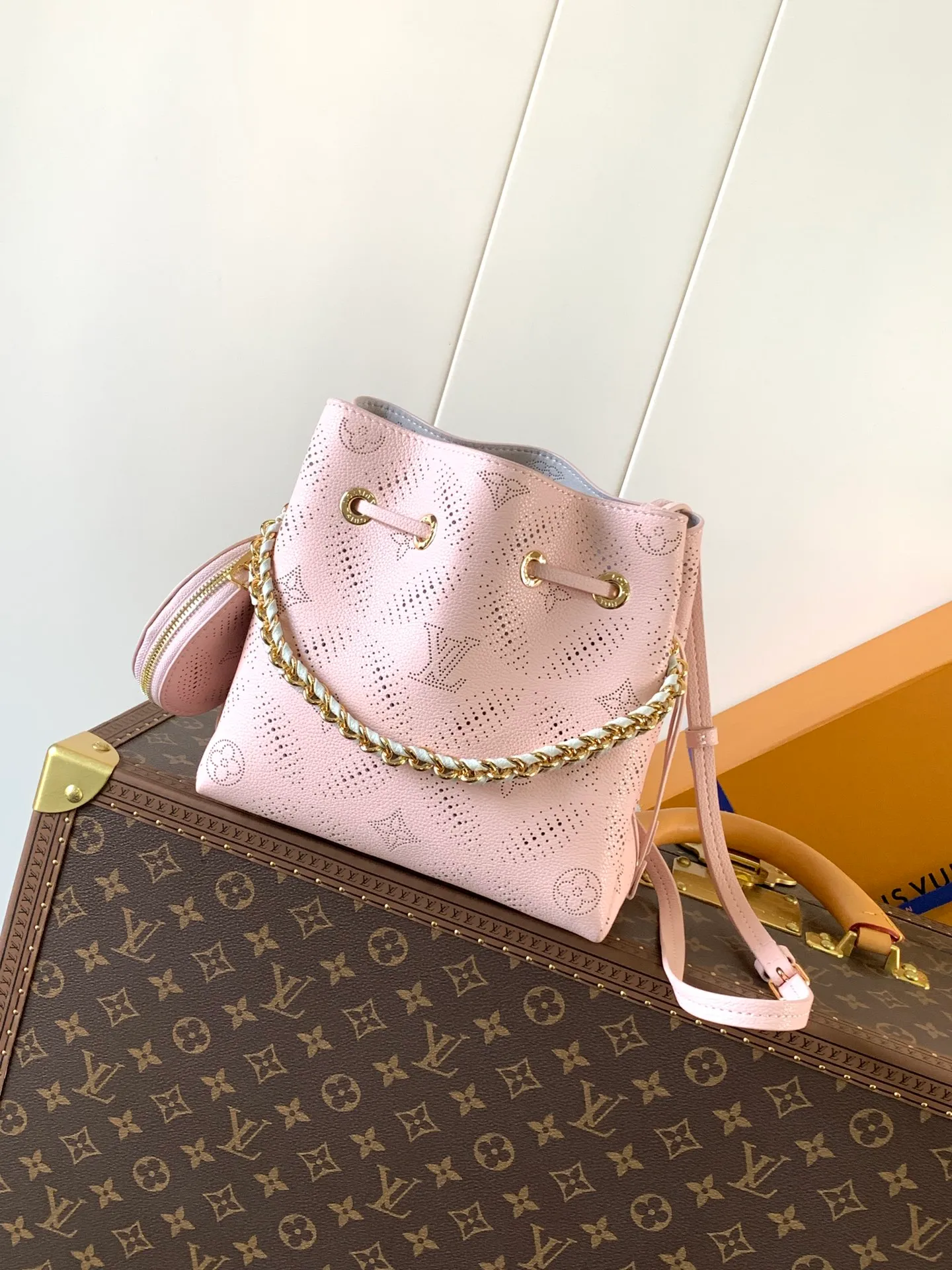 💰1140 (top layer leather) top original order, transcoding chip M13840 This Bella handbag interprets the Mahina Bloom pattern of the season with a fresh brushstroke, allowing the delicate perforated Monogram flowers to be laid out on the cowhide leather, which contrasts with the shiny metal parts. A braided chain and round coin purse complete the elegant design. 22 x 14 x 19 cm (H x W x L) Perforated calfskin Leather trim Textile lining Metal hardware Coin pocket Metal base Holds Rosalie coin purse, smartphone, keys and headphones Shoulder strap: removable, adjustable Half-length strap: 50.0 cm Half-length strap adjustable to: 56.0 cm Handle: Single handle, removable