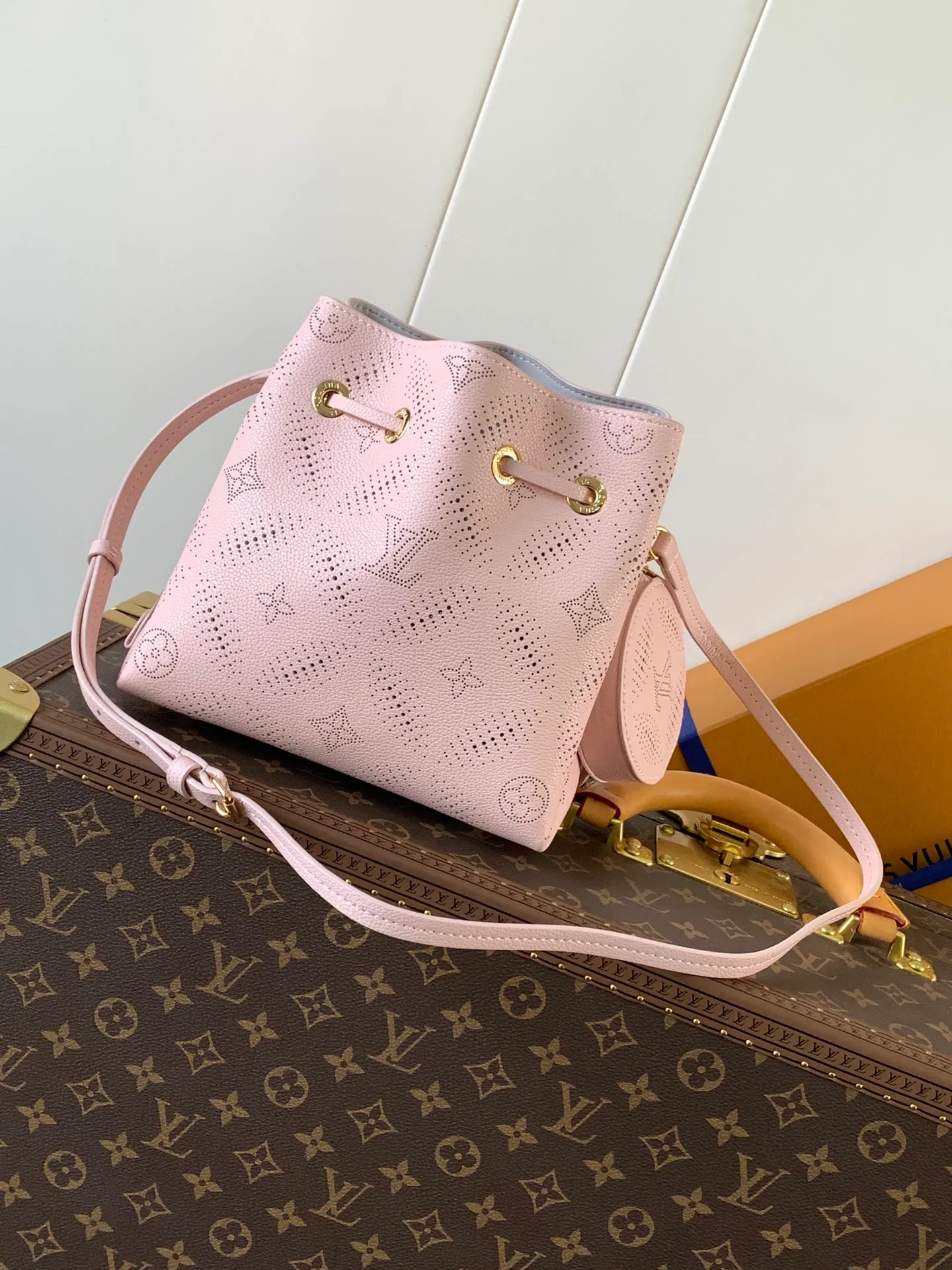 💰1140 (top layer leather) top original order, transcoding chip M13840 This Bella handbag interprets the Mahina Bloom pattern of the season with a fresh brushstroke, allowing the delicate perforated Monogram flowers to be laid out on the cowhide leather, which contrasts with the shiny metal parts. A braided chain and round coin purse complete the elegant design. 22 x 14 x 19 cm (H x W x L) Perforated calfskin Leather trim Textile lining Metal hardware Coin pocket Metal base Holds Rosalie coin purse, smartphone, keys and headphones Shoulder strap: removable, adjustable Half-length strap: 50.0 cm Half-length strap adjustable to: 56.0 cm Handle: Single handle, removable