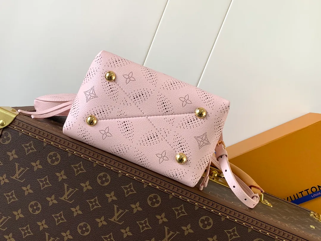 💰1140 (top layer leather) top original order, transcoding chip M13840 This Bella handbag interprets the Mahina Bloom pattern of the season with a fresh brushstroke, allowing the delicate perforated Monogram flowers to be laid out on the cowhide leather, which contrasts with the shiny metal parts. A braided chain and round coin purse complete the elegant design. 22 x 14 x 19 cm (H x W x L) Perforated calfskin Leather trim Textile lining Metal hardware Coin pocket Metal base Holds Rosalie coin purse, smartphone, keys and headphones Shoulder strap: removable, adjustable Half-length strap: 50.0 cm Half-length strap adjustable to: 56.0 cm Handle: Single handle, removable
