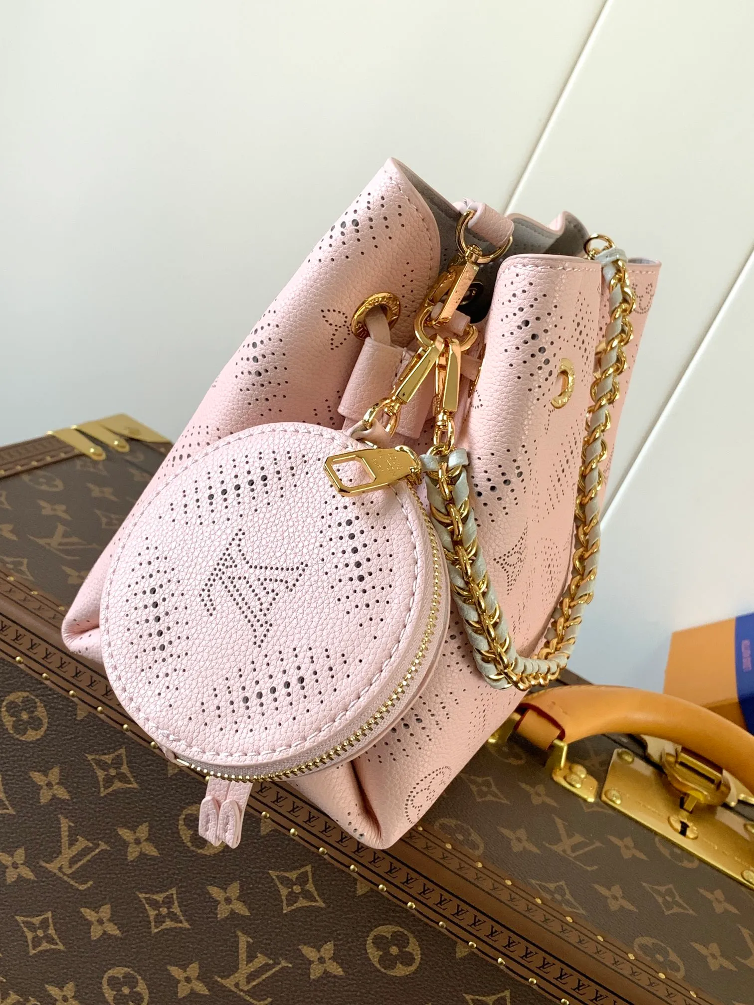 💰1140 (top layer leather) top original order, transcoding chip M13840 This Bella handbag interprets the Mahina Bloom pattern of the season with a fresh brushstroke, allowing the delicate perforated Monogram flowers to be laid out on the cowhide leather, which contrasts with the shiny metal parts. A braided chain and round coin purse complete the elegant design. 22 x 14 x 19 cm (H x W x L) Perforated calfskin Leather trim Textile lining Metal hardware Coin pocket Metal base Holds Rosalie coin purse, smartphone, keys and headphones Shoulder strap: removable, adjustable Half-length strap: 50.0 cm Half-length strap adjustable to: 56.0 cm Handle: Single handle, removable