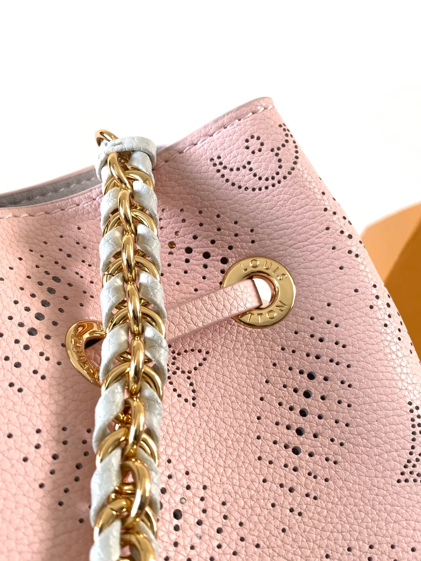 💰1140 (top layer leather) top original order, transcoding chip M13840 This Bella handbag interprets the Mahina Bloom pattern of the season with a fresh brushstroke, allowing the delicate perforated Monogram flowers to be laid out on the cowhide leather, which contrasts with the shiny metal parts. A braided chain and round coin purse complete the elegant design. 22 x 14 x 19 cm (H x W x L) Perforated calfskin Leather trim Textile lining Metal hardware Coin pocket Metal base Holds Rosalie coin purse, smartphone, keys and headphones Shoulder strap: removable, adjustable Half-length strap: 50.0 cm Half-length strap adjustable to: 56.0 cm Handle: Single handle, removable