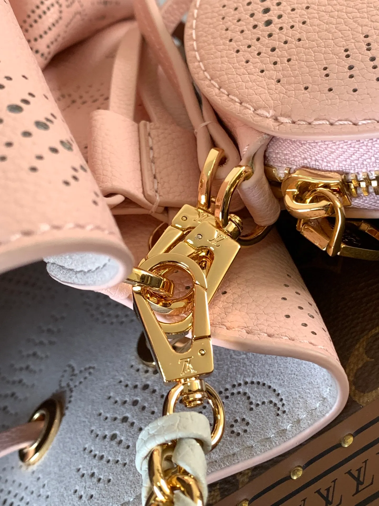 💰1140 (top layer leather) top original order, transcoding chip M13840 This Bella handbag interprets the Mahina Bloom pattern of the season with a fresh brushstroke, allowing the delicate perforated Monogram flowers to be laid out on the cowhide leather, which contrasts with the shiny metal parts. A braided chain and round coin purse complete the elegant design. 22 x 14 x 19 cm (H x W x L) Perforated calfskin Leather trim Textile lining Metal hardware Coin pocket Metal base Holds Rosalie coin purse, smartphone, keys and headphones Shoulder strap: removable, adjustable Half-length strap: 50.0 cm Half-length strap adjustable to: 56.0 cm Handle: Single handle, removable