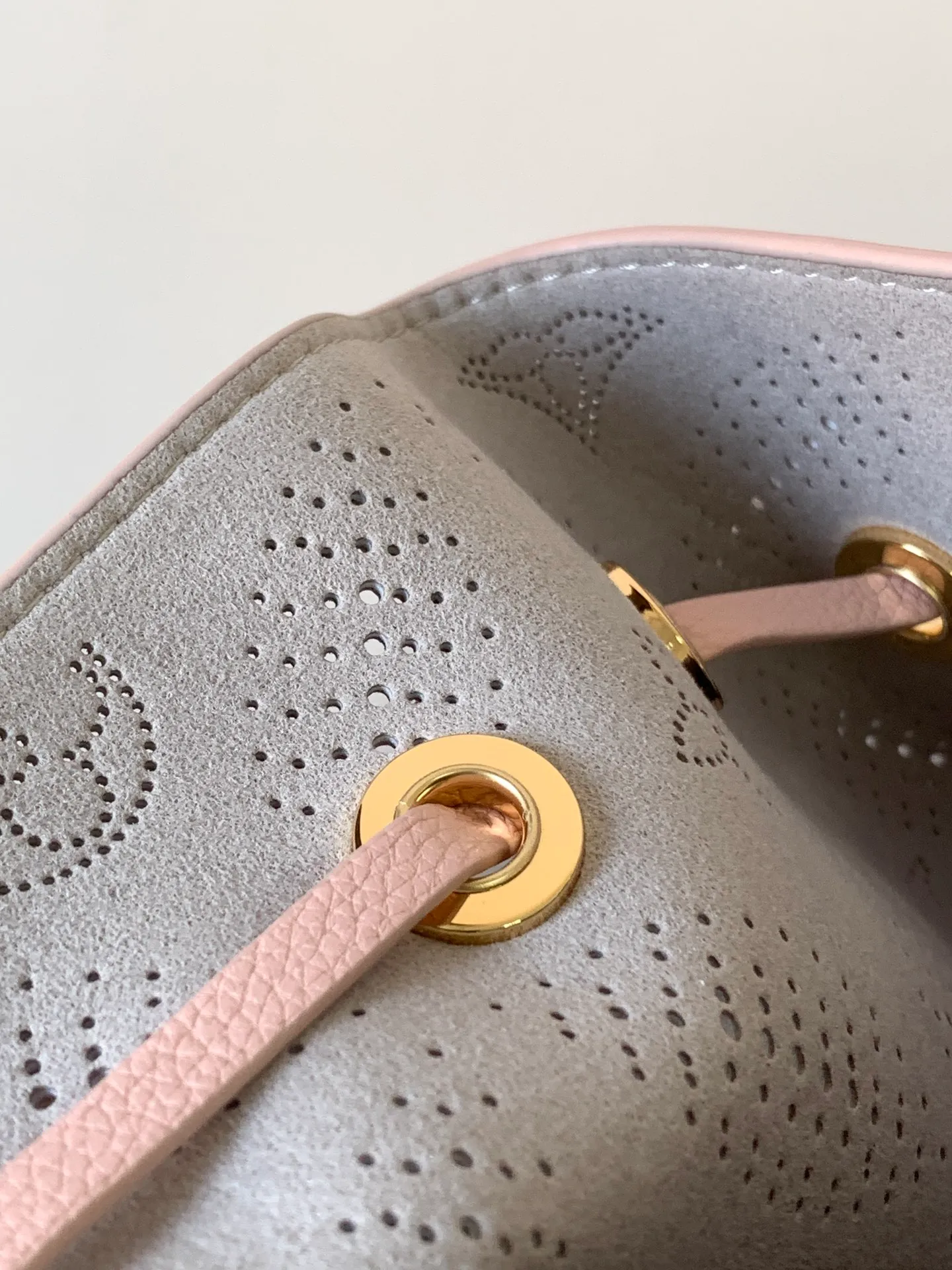 💰1140 (top layer leather) top original order, transcoding chip M13840 This Bella handbag interprets the Mahina Bloom pattern of the season with a fresh brushstroke, allowing the delicate perforated Monogram flowers to be laid out on the cowhide leather, which contrasts with the shiny metal parts. A braided chain and round coin purse complete the elegant design. 22 x 14 x 19 cm (H x W x L) Perforated calfskin Leather trim Textile lining Metal hardware Coin pocket Metal base Holds Rosalie coin purse, smartphone, keys and headphones Shoulder strap: removable, adjustable Half-length strap: 50.0 cm Half-length strap adjustable to: 56.0 cm Handle: Single handle, removable