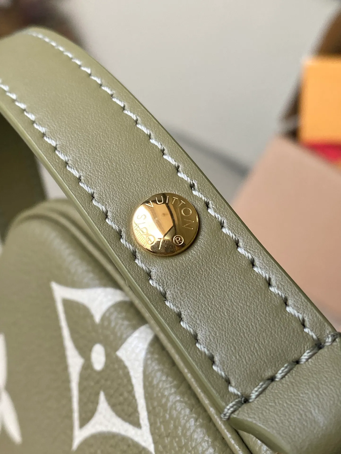💰940 (top layer leather) top original order M22670. Support counter inspection. Photos taken of duty-free goods are consistent with the product without unpacking. This product is an exclusive duty-free product in the market and is the highest-end product. Inspection is supported. This product has passed strict inspection and is flawless. Please wear gloves when touching the product. This product is not returnable or exchangeable. Please confirm the product first and then remove the label on the handle. This product is temporarily not open to the public, only regular customers, and is in short supply. Dimensions: 25 x 14.5 x 4.5 cm