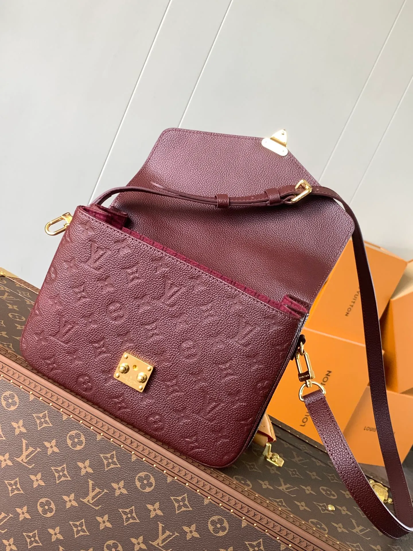 💰1040 (top layer leather) top original order top original order M47142 new version blue M46613 maroon M44881 apricot M41487 black POCHETTE MÉTIS handbag Pochette Métis handbag interprets the classic college backpack with a restrained yet ingenious design. Soft Monogram Empreinte leather creates a compact and flexible structure that hides plenty of space. Detailed features 25 x 19 x 7 cm (Length x Height x Width) Monogram Empreinte embossed soft-grain cowhide / Soft-grain cowhide Soft-grain cowhide trim Textile lining Shoulder strap: Removable, adjustable Strap half-length: 48.0 cm Strap half-length adjustable to: 55.0 cm Handle: Single handle