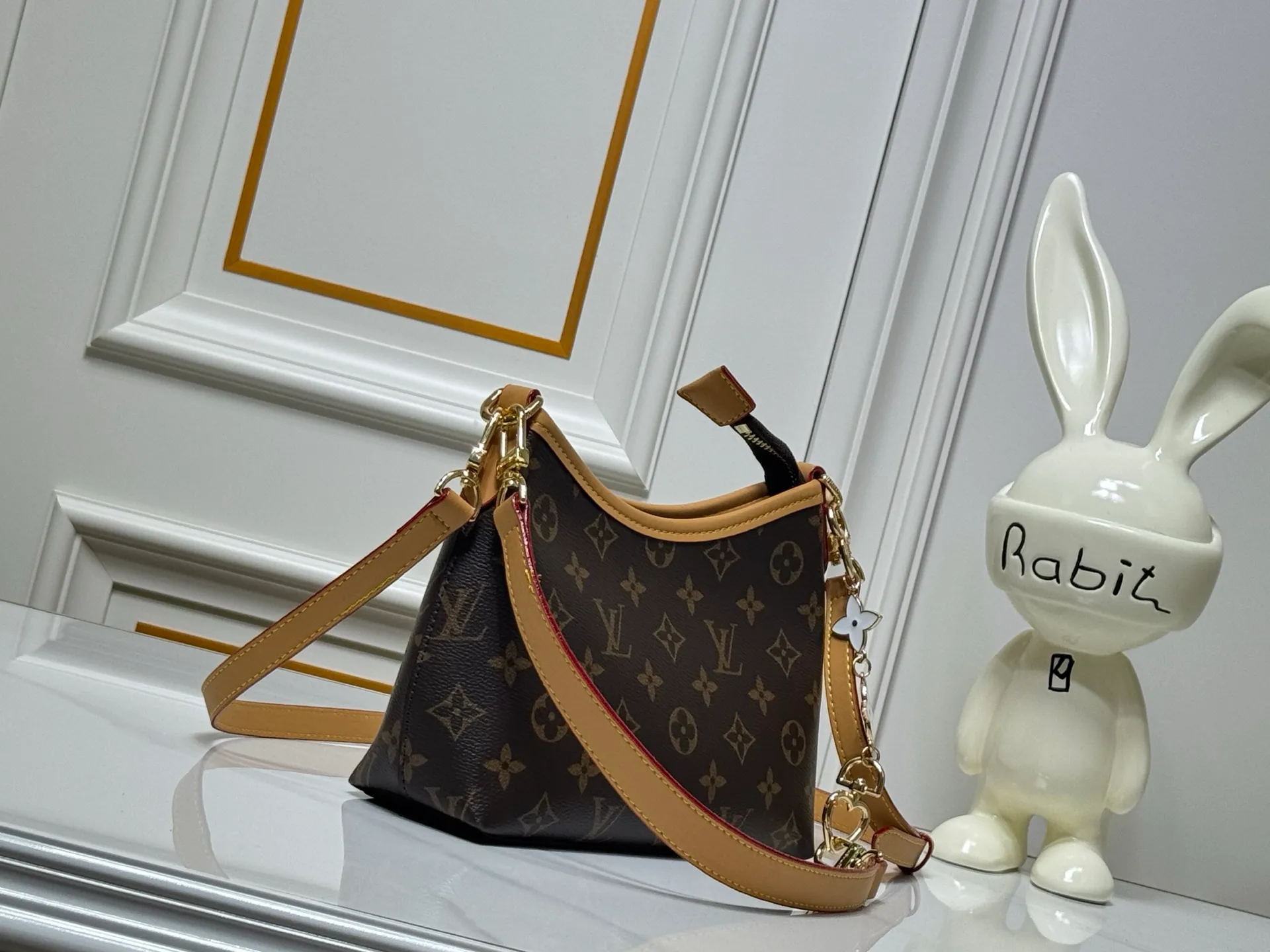 Batch 260💰Upgraded original M13689. This Speedy Bandoulière handbag condenses the brand's traditional Speedy crossbody bag. It is Monogram presbyopia with fabric lining and cow leather trim. The detachable and adjustable leather shoulder strap displays the Louis Vuit signature, and the rolled leather handle adds a carrying option. Dimensions: 20.5 x 17 x 8 cm (length x height x width)
