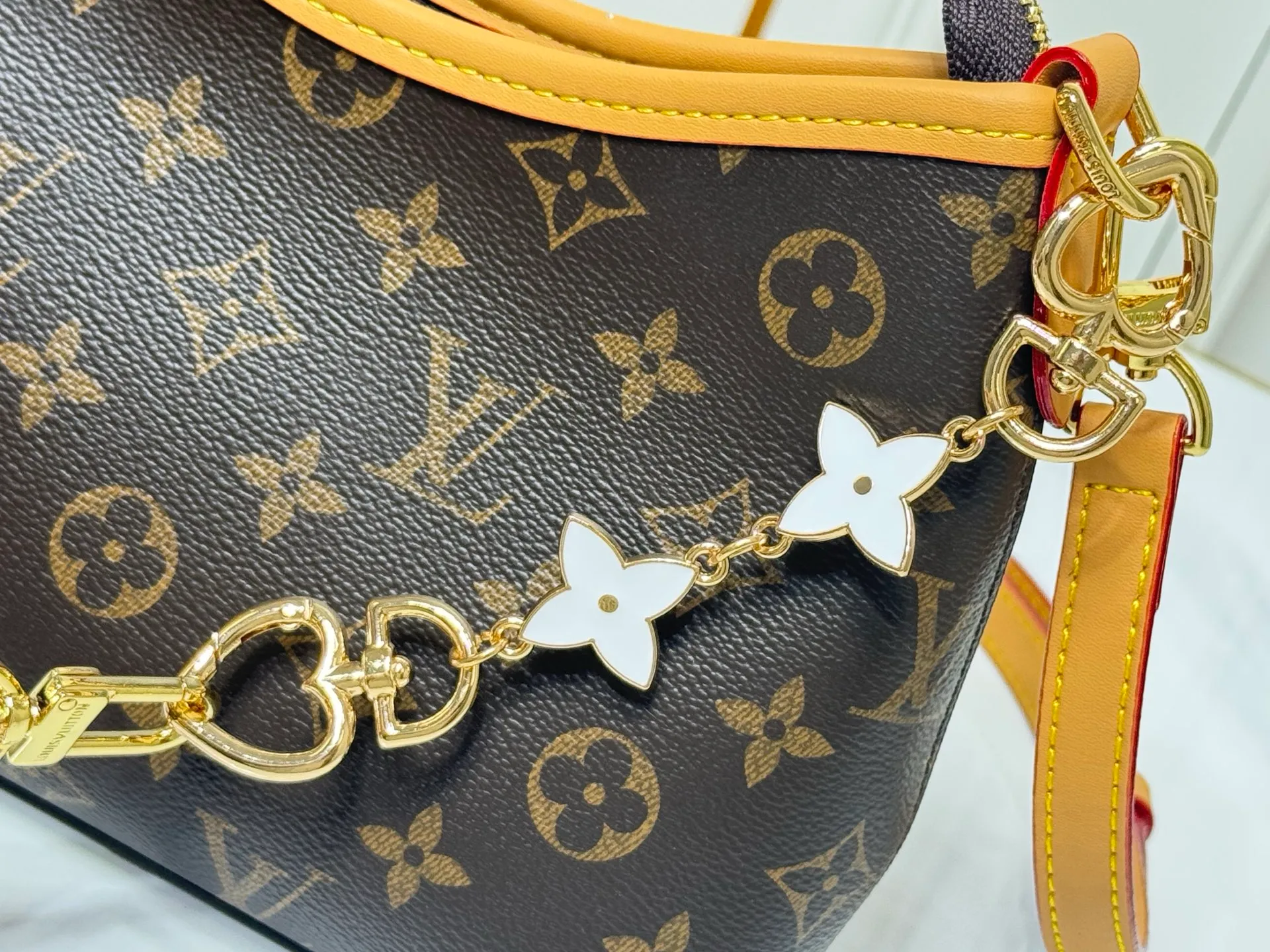Batch 260💰Upgraded original M13689. This Speedy Bandoulière handbag condenses the brand's traditional Speedy crossbody bag. It is Monogram presbyopia with fabric lining and cow leather trim. The detachable and adjustable leather shoulder strap displays the Louis Vuit signature, and the rolled leather handle adds a carrying option. Dimensions: 20.5 x 17 x 8 cm (length x height x width)