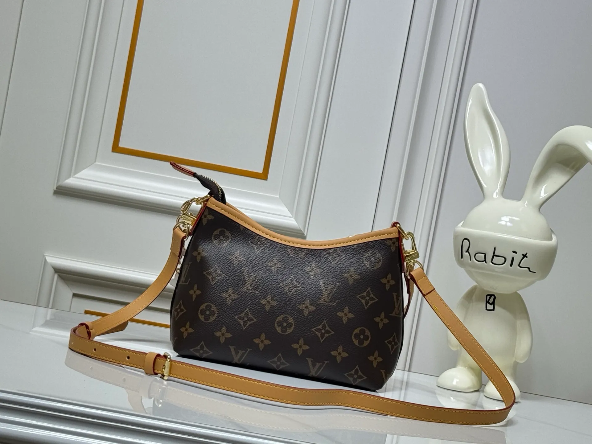 Batch 260💰Upgraded original M13689. This Speedy Bandoulière handbag condenses the brand's traditional Speedy crossbody bag. It is Monogram presbyopia with fabric lining and cow leather trim. The detachable and adjustable leather shoulder strap displays the Louis Vuit signature, and the rolled leather handle adds a carrying option. Dimensions: 20.5 x 17 x 8 cm (length x height x width)