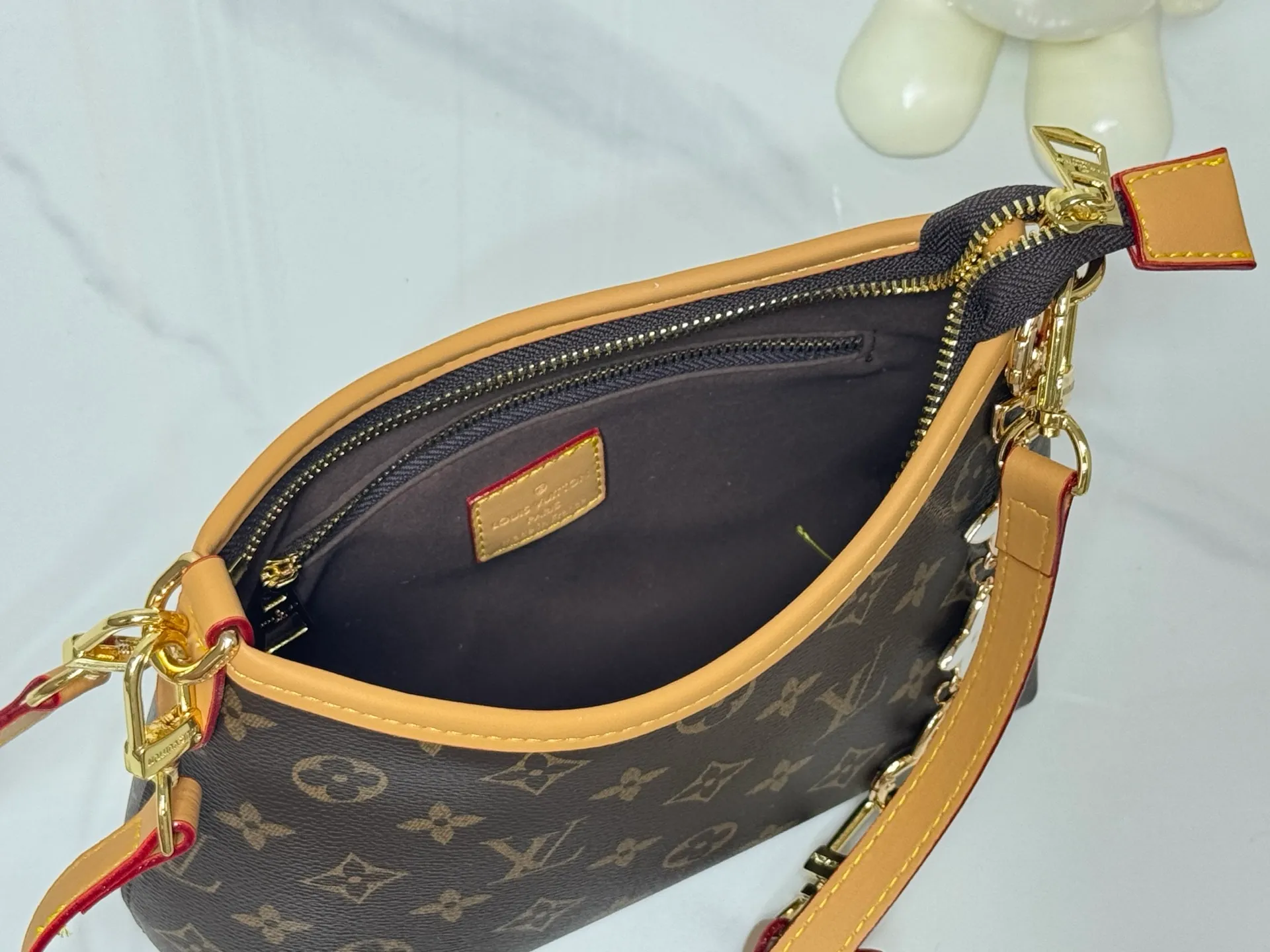 Batch 260💰Upgraded original M13689. This Speedy Bandoulière handbag condenses the brand's traditional Speedy crossbody bag. It is Monogram presbyopia with fabric lining and cow leather trim. The detachable and adjustable leather shoulder strap displays the Louis Vuit signature, and the rolled leather handle adds a carrying option. Dimensions: 20.5 x 17 x 8 cm (length x height x width)