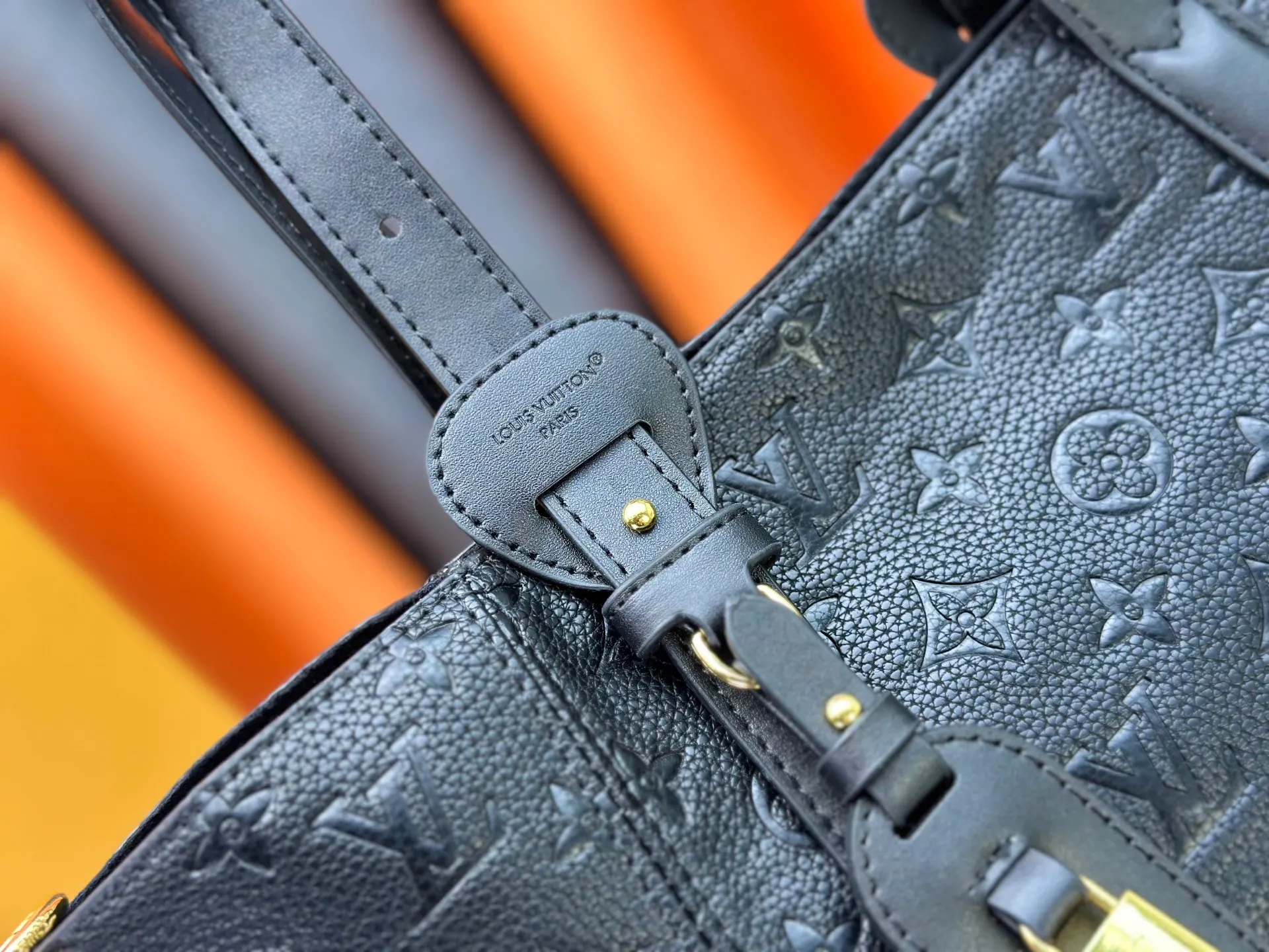 P260 Small M25858 Black M25890 Gray This All In One small handbag expands the capacity definition of the All-In series and can be transformed into a rounded Hobo handbag or an open tote bag, making it easy to carry your daily needs. Monogram Empreinte leather bag with dazzling metal parts, LV padlock and nameplate highlight the exquisite details. 40.0x22.0x15.0 cm (Length x Height