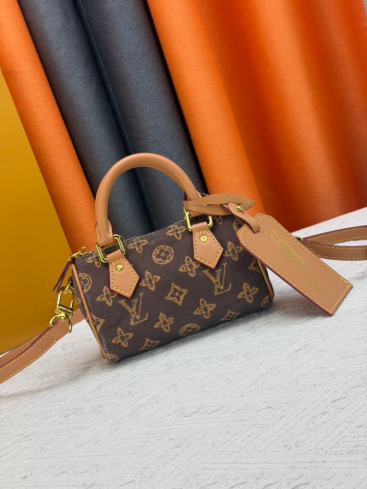 P220 M28322 Red M28323 M27610 M81085 [Exclusive background shot] This Nano Speedy handbag condenses the configuration of Louis Vuitton's classic Speedy handbag. It is made of Monogram canvas with distressed cow leather details and dazzling metal parts, making it easy to carry with you every day. The handles and removable and adjustable shoulder strap allow for a variety of styling possibilities. 16.0 x 10.0 x 7.5 cm (L x H x W) • Monogram coated canvas • Cow leather trim • Metal hardware • Zipper closure • Space to store daily necessities such as a 6.1-inch smartphone, card holder and lipstick • Shoulder strap: removable, adjustable • Half-length strap: 45.5 cm • Half-length strap adjustable to: 54.0 cm • Handle: Double handle