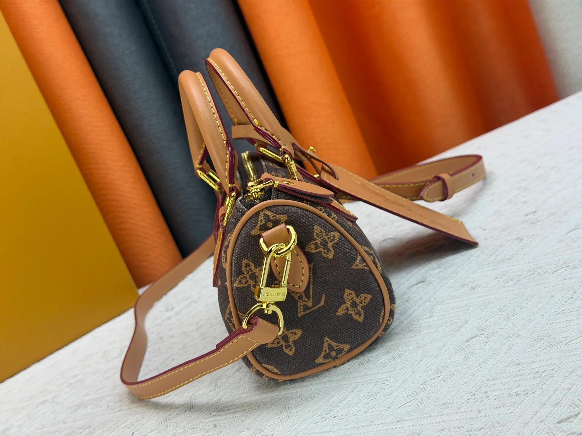 P220 M28322 Red M28323 M27610 M81085 [Exclusive background shot] This Nano Speedy handbag condenses the configuration of Louis Vuitton's classic Speedy handbag. It is made of Monogram canvas with distressed cow leather details and dazzling metal parts, making it easy to carry with you every day. The handles and removable and adjustable shoulder strap allow for a variety of styling possibilities. 16.0 x 10.0 x 7.5 cm (L x H x W) • Monogram coated canvas • Cow leather trim • Metal hardware • Zipper closure • Space to store daily necessities such as a 6.1-inch smartphone, card holder and lipstick • Shoulder strap: removable, adjustable • Half-length strap: 45.5 cm • Half-length strap adjustable to: 54.0 cm • Handle: Double handle