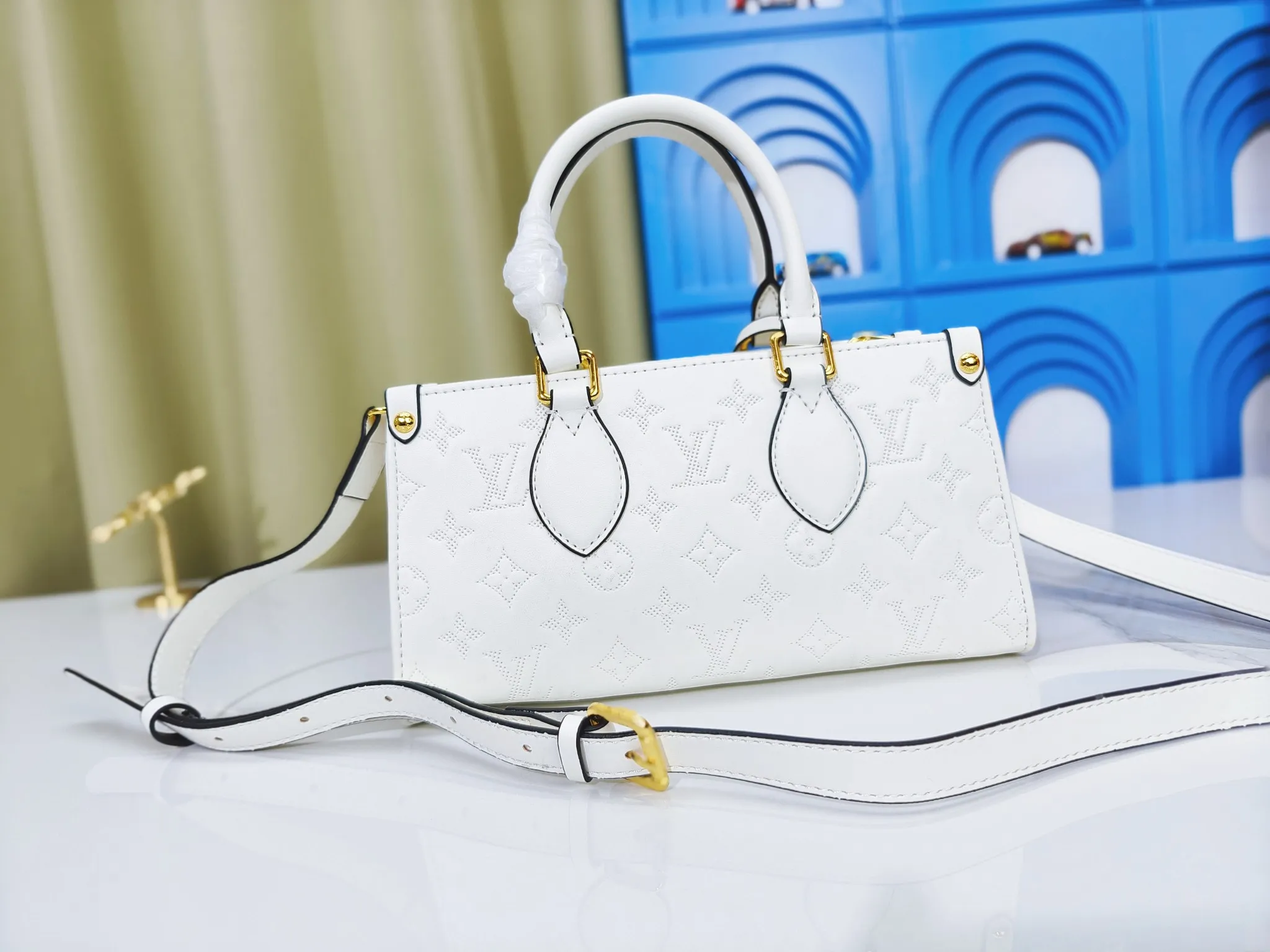 P260💰Upgraded from the original m1274m11273m46653, this onthego east west handbag is made of cow leather to create a slender shape, and the monogram flower nameplate completes the elegant style. Articulated handles and a detachable leather chain strap allow for a variety of carrying options. Dimensions: 25.0x13.0x 10.0 cm (length x height x width)