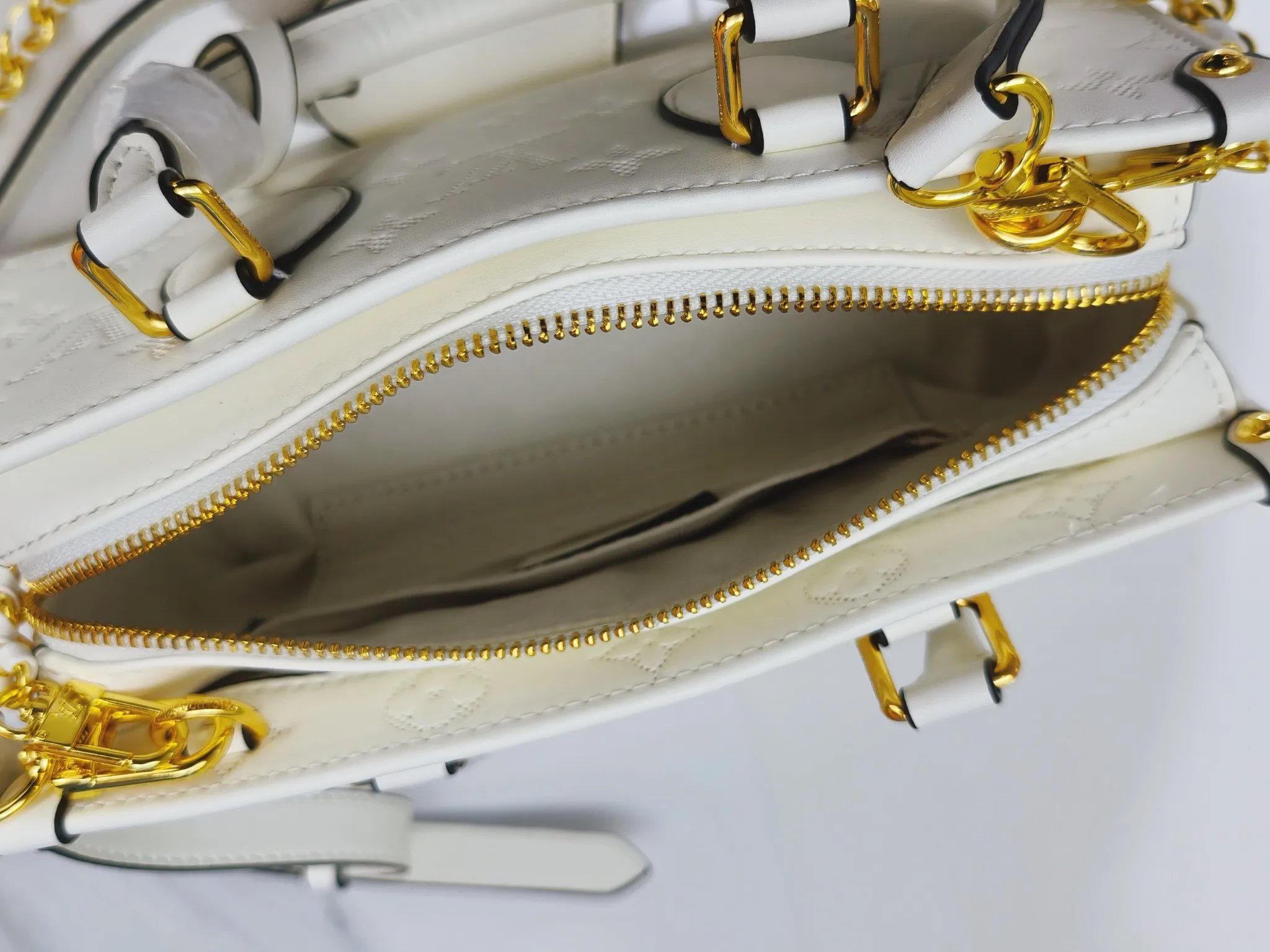 P260💰Upgraded from the original m1274m11273m46653, this onthego east west handbag is made of cow leather to create a slender shape, and the monogram flower nameplate completes the elegant style. Articulated handles and a detachable leather chain strap allow for a variety of carrying options. Dimensions: 25.0x13.0x 10.0 cm (length x height x width)