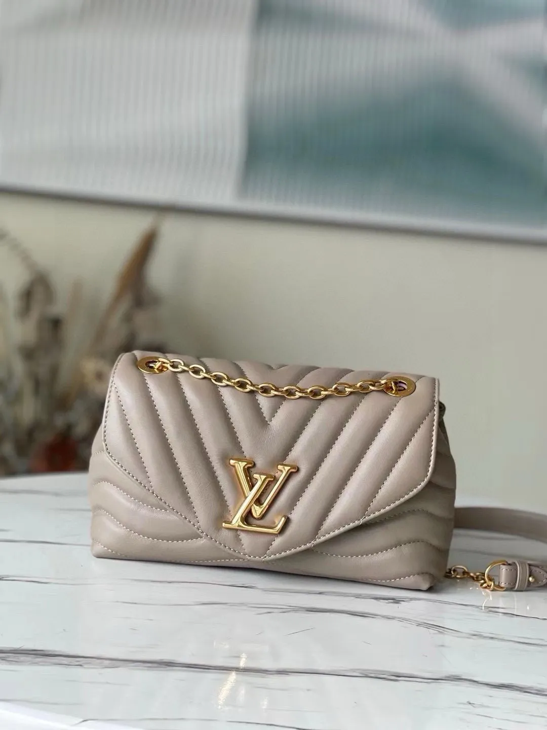 💰1160 (Top Grain Leather) Top Original M58550 NEW WAVE Chain Bag V-shaped quilted chain bag handbag The vintage gold color chain slides through carved holes, while the folding fastener makes it soft. Thanks to its multiple compartments, the interior makes it easier to place women's necessities. Chain bag with easily identifiable badge logo. Size: 24x14x9cm
